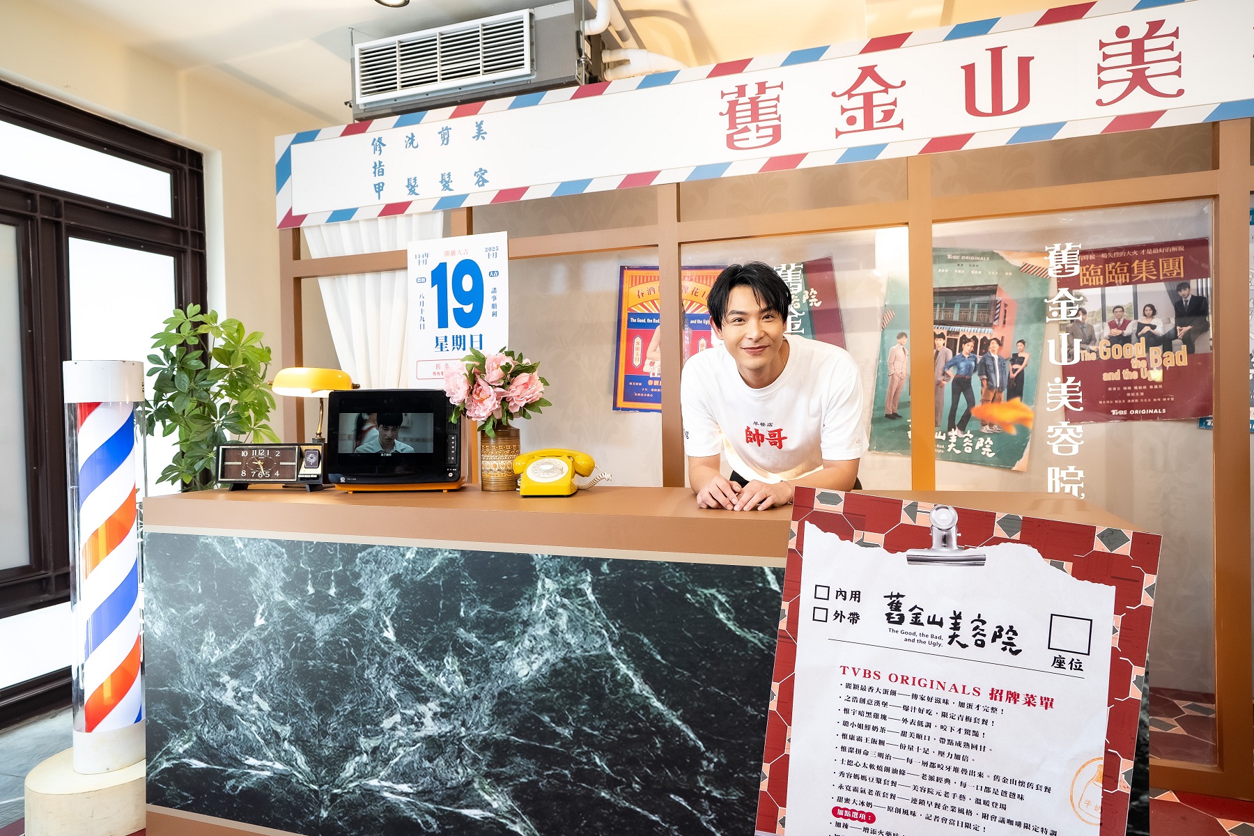 連晨翔今當最佳好丈夫,陪著老婆劉品言。(TVBS提供)