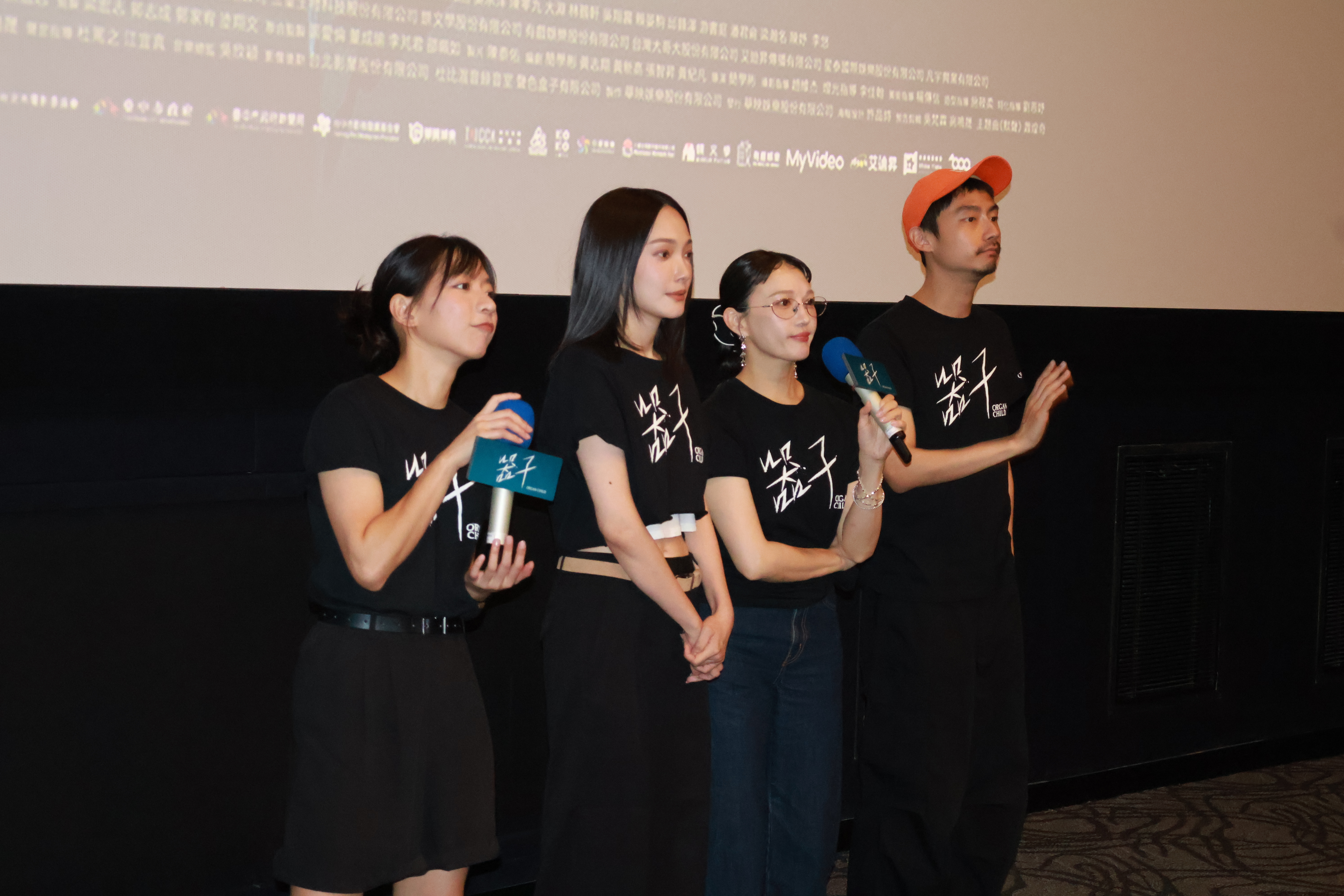 陳妤(左起)、林映唯、李杏、大鶴合體力挺合作過的導演簡學彬,為他執導新片《器子》宣傳。(華映提供)