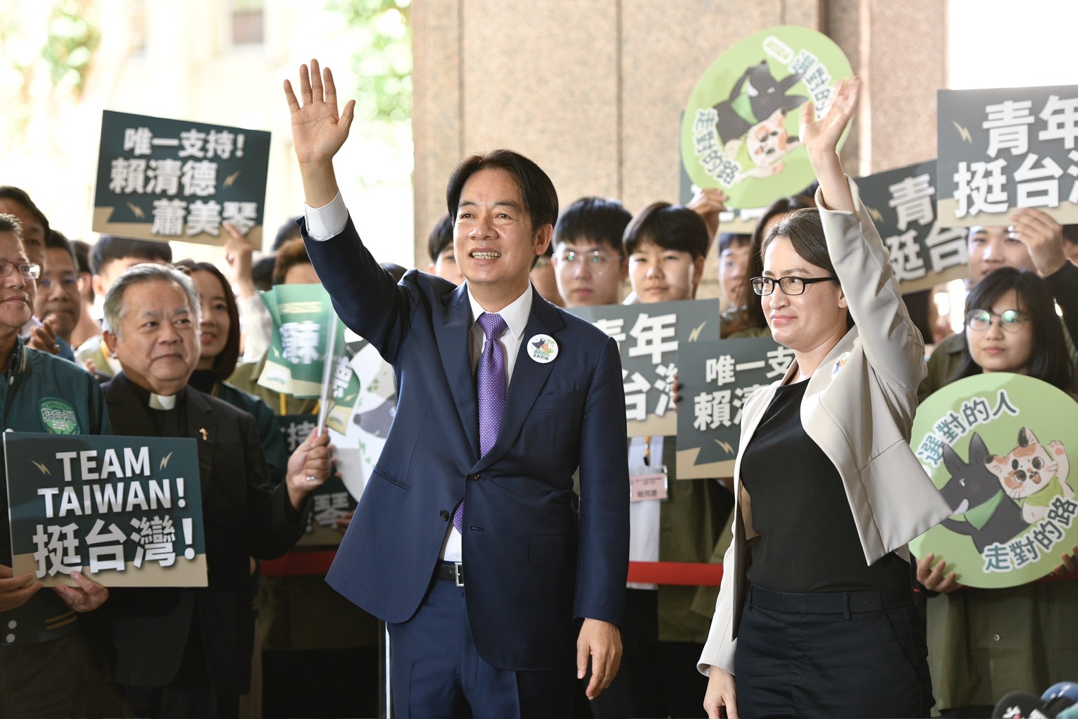 賴清德與蕭美琴的競選口號為「選對的人，走對的路」，中共國台辦直批「台獨是邪路、是絕路」。