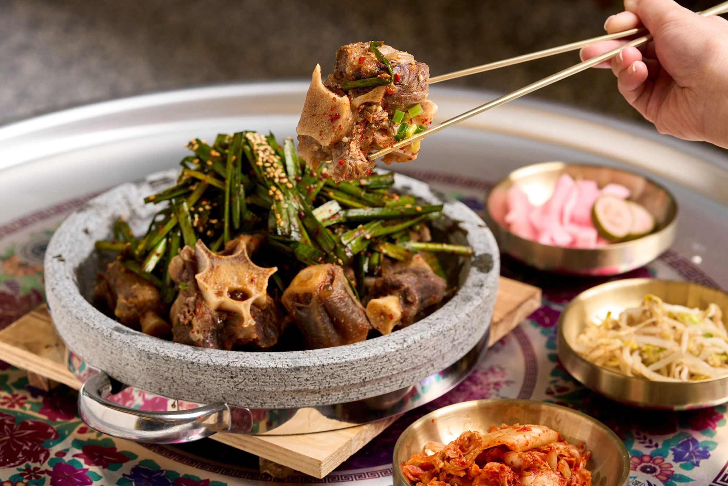 「首爾蒸牛尾」搭配特製醬油，味道酸甜帶辣、Q彈軟嫩。（998元／份）（Uncle-K提供）