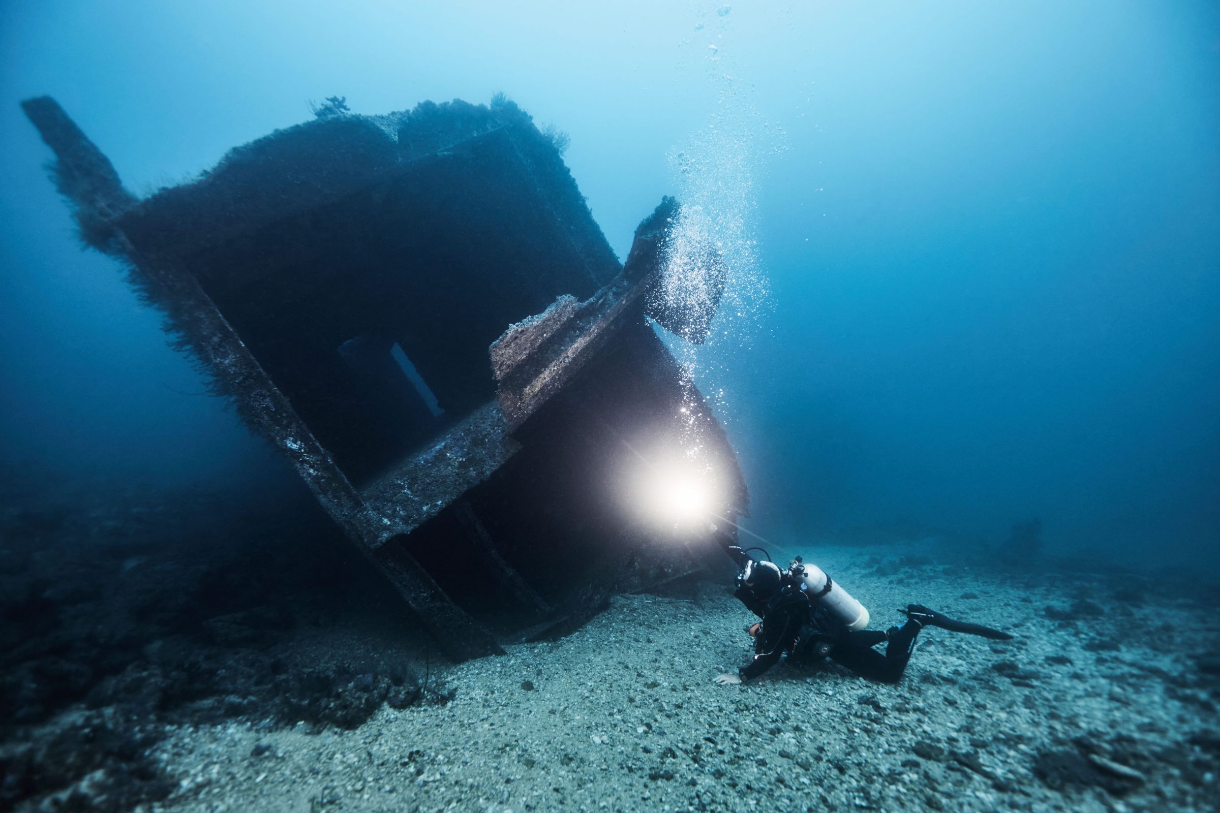小琉球海底下的「鎮海艦」生態環境看起來空蕩蕩。（牽猴子提供）