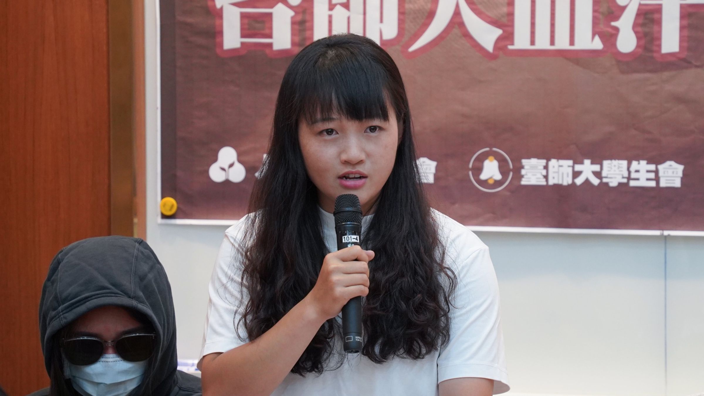 簡生脫下墨鏡控訴校方的處理方式,在網路立刻掀起熱議。(翻攝自范雲臉書)
