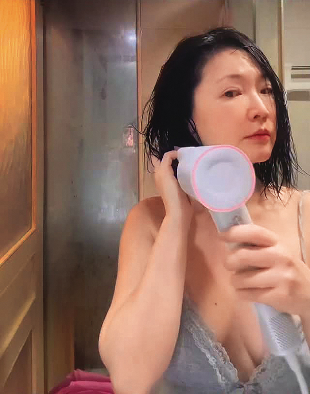 日前王俐人穿性感睡衣賣吹風機,引發網友熱議。(翻攝自王俐人臉書)