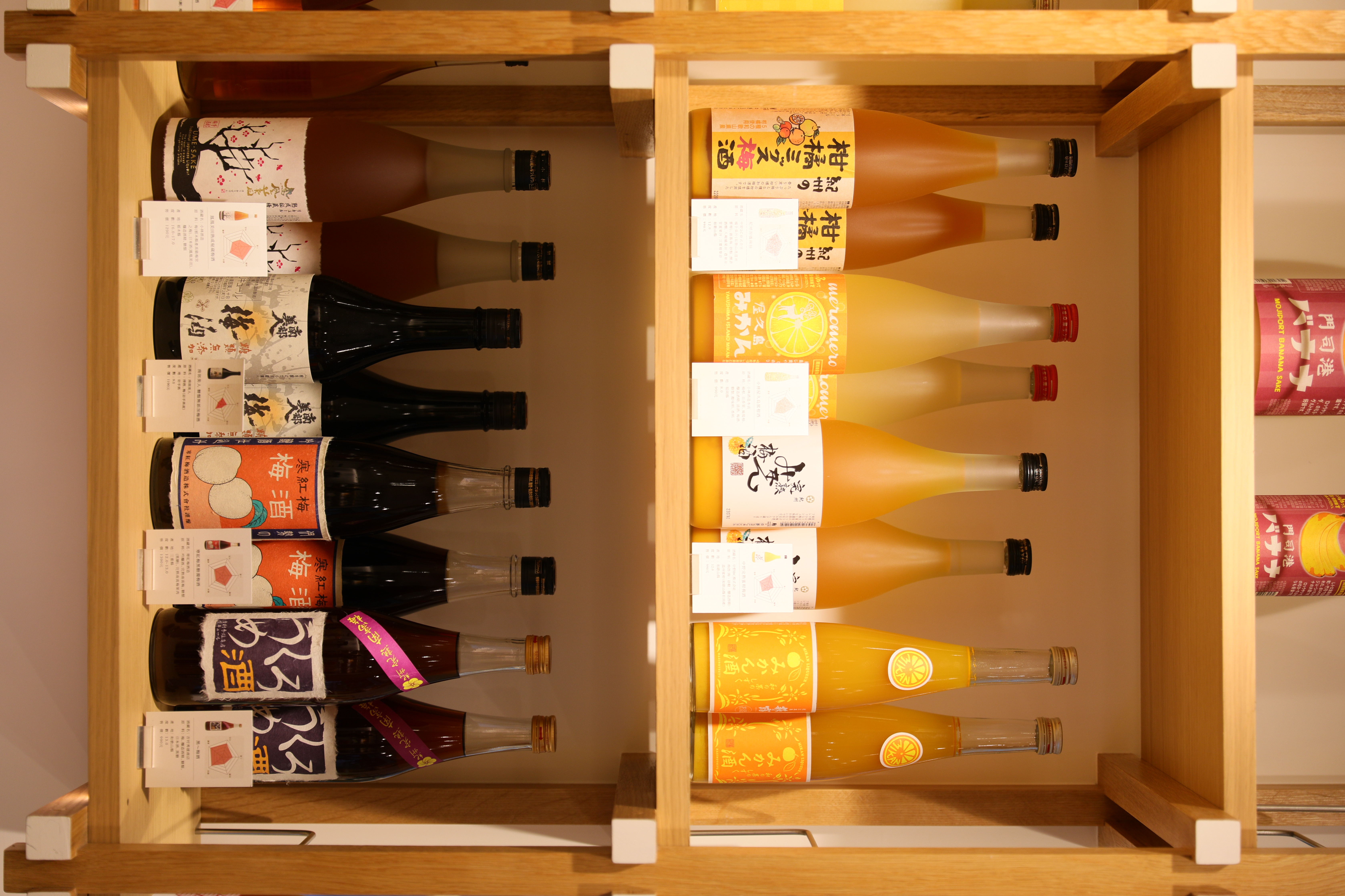 店內梅酒品項選擇超級多，光是梅子品種就有南高梅、紅映梅、青梅等，選擇困難可以麻煩店內專人介紹，挑出最喜歡的款式。
