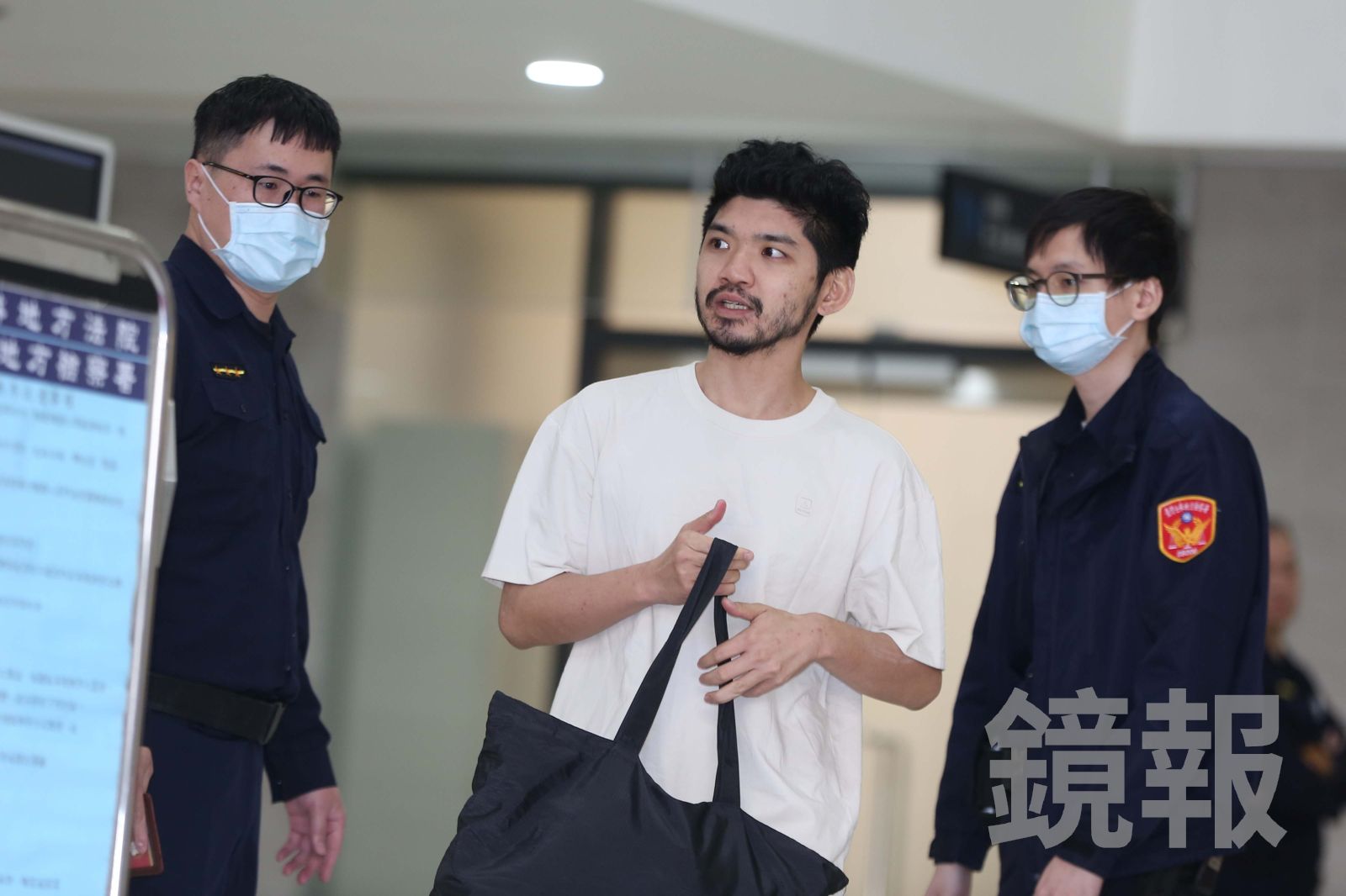 晚安小雞訊後被無保請回，離開士林地檢署。（鏡報姜永年）