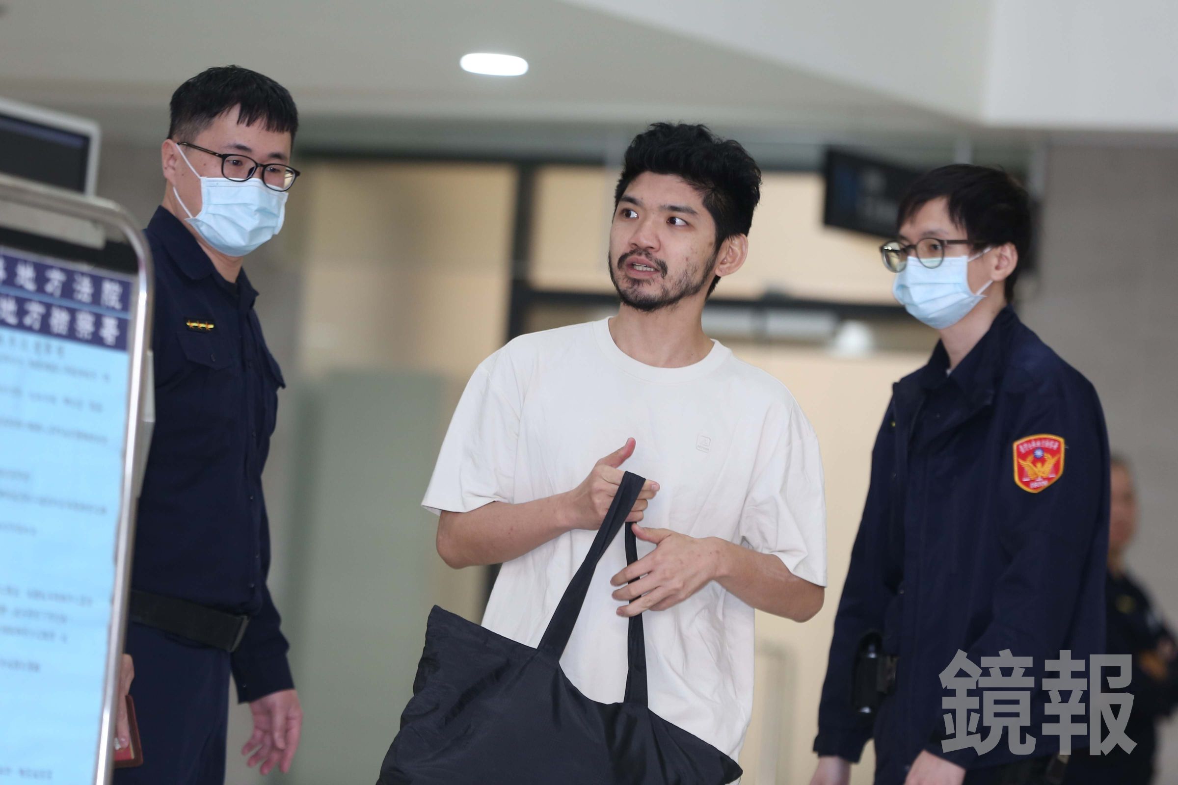 晚安小雞訊後被無保請回，離開士林地檢署。（鏡報姜永年）