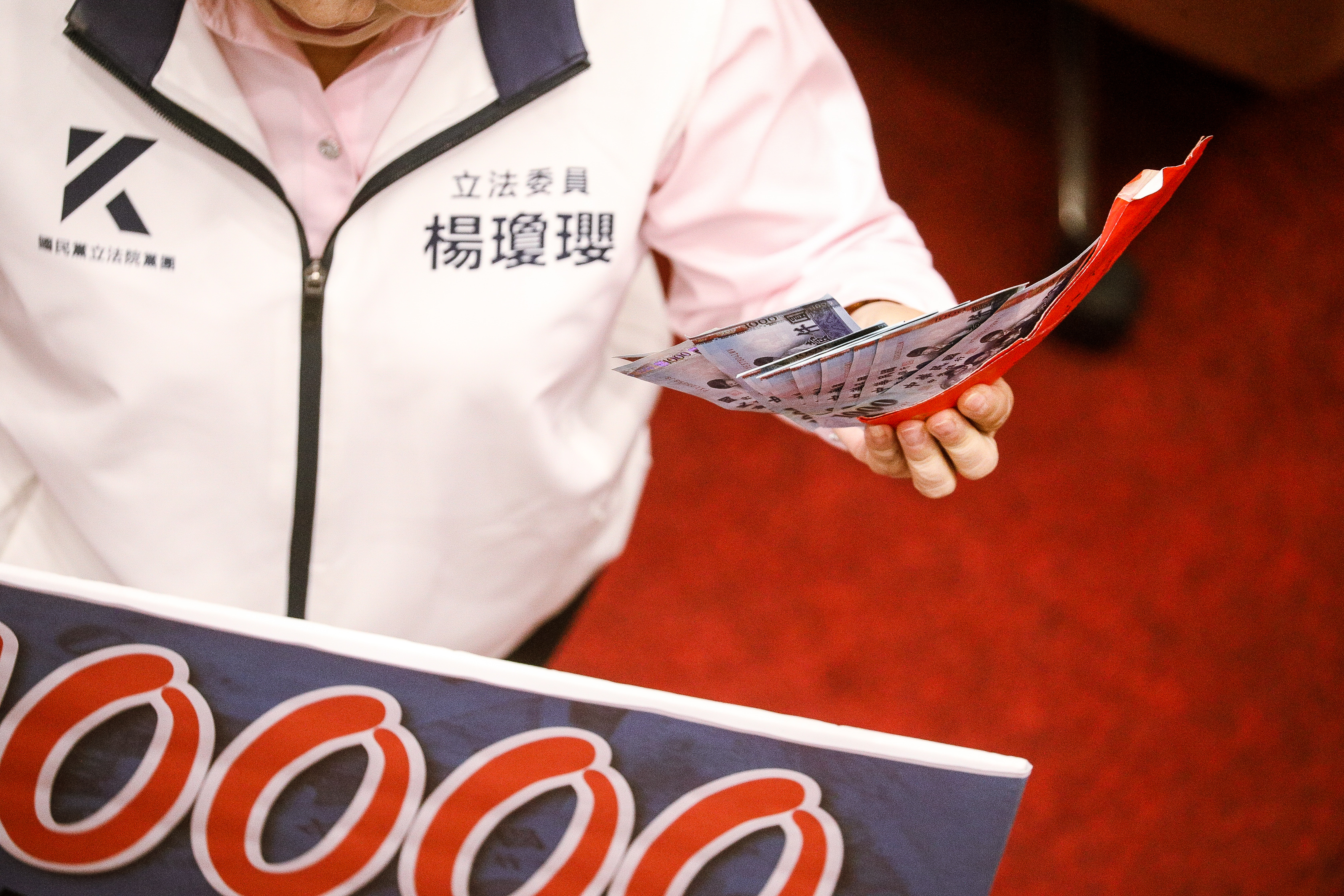 國民黨日前在特別條例增列「普發1萬元」相關條文，讓民眾以為確定發錢，竟先急著把錢花掉。（鏡報鄒保祥攝）