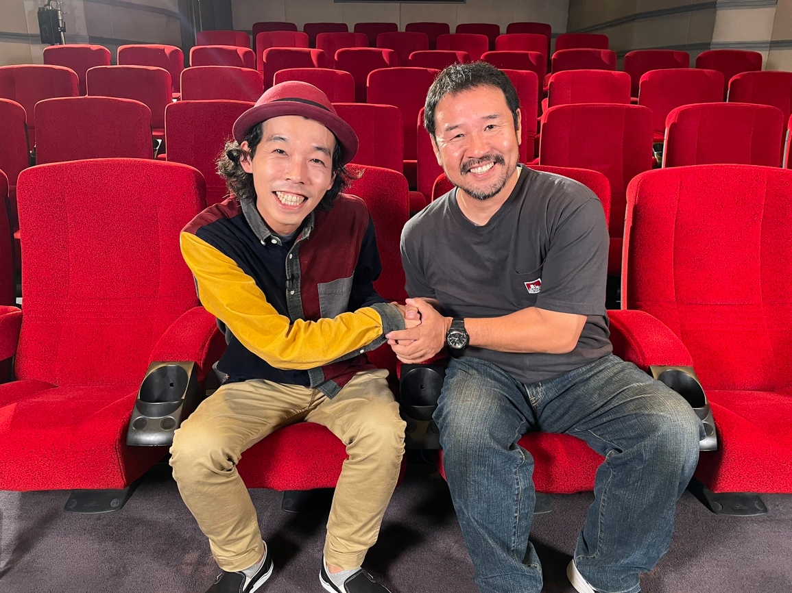 安田淳一（右）導演受到上田慎一郎（左）編導的《一屍到底》啟發而拍攝《超時空武士》，後者上映時上田也現身支持。（翻攝自安田淳一X）