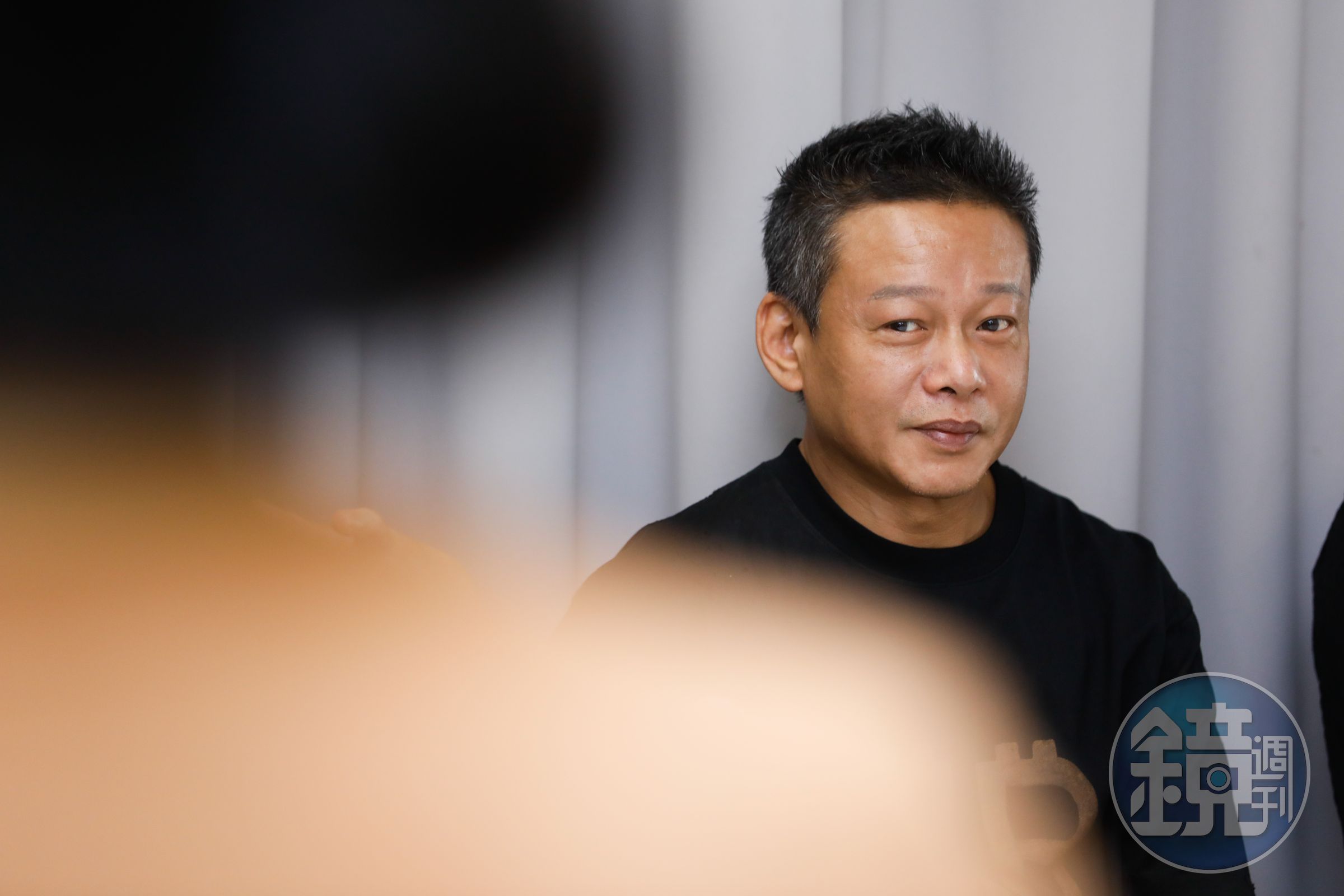 李康生與友人誤闖養殖場，事後與池主達成和解並成為朋友。（本刊資料照）