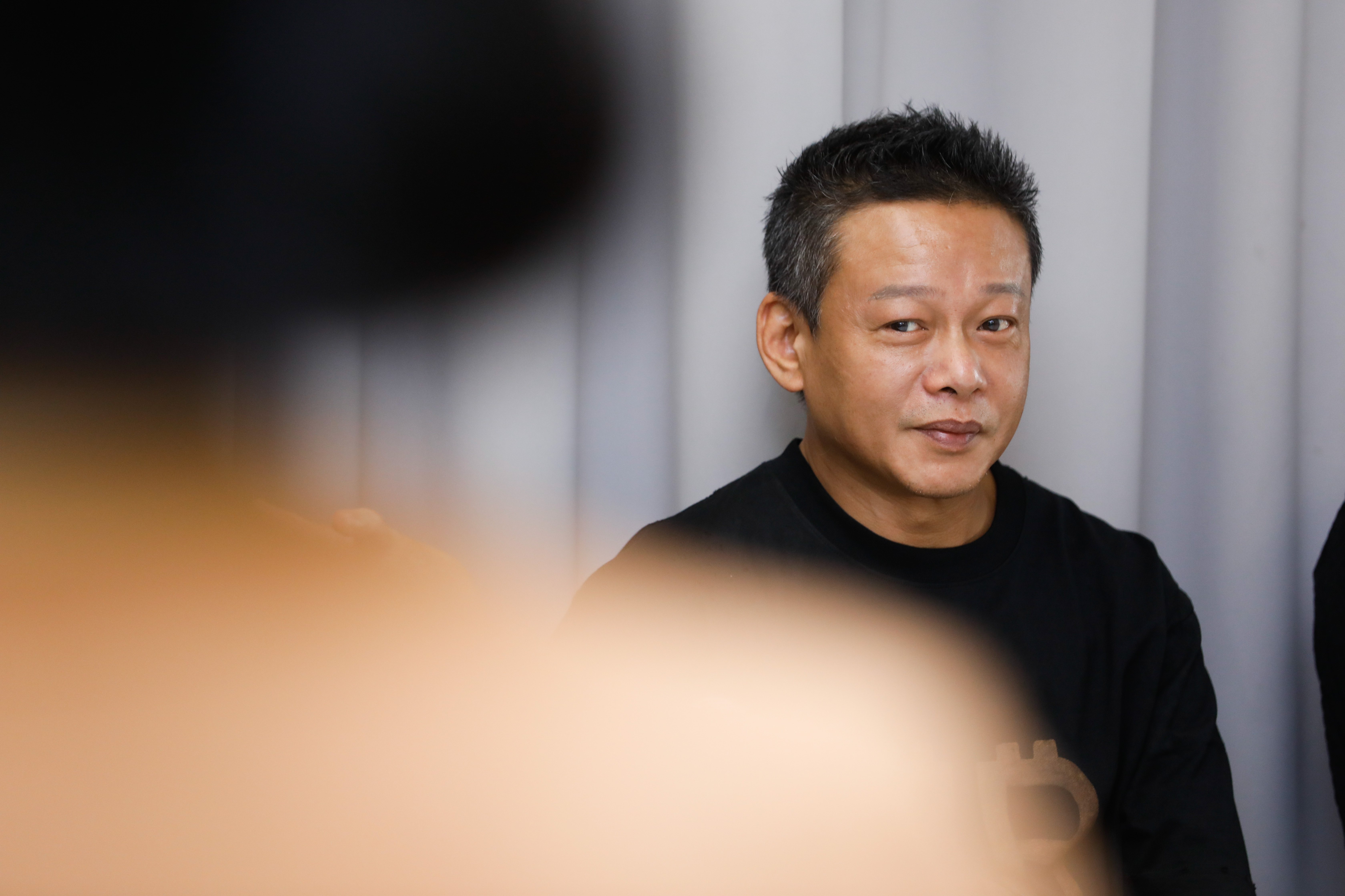 李康生與友人誤闖養殖場，事後與池主達成和解並成為朋友。（本刊資料照）