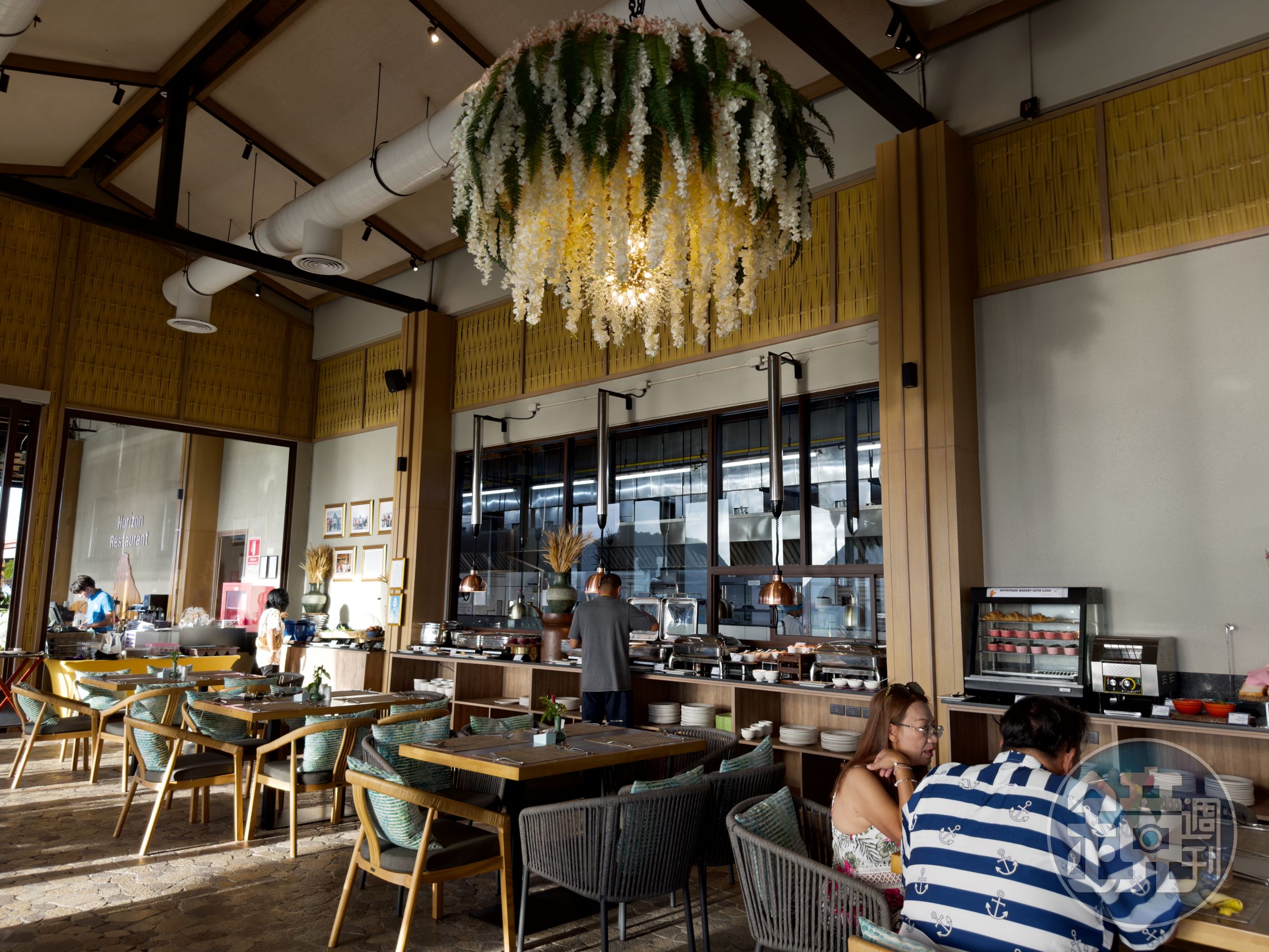園區內禁帶外食,附設餐廳「Horizon Restaurant」「Rubtawan Restaurant」與咖啡廳「Kanda Coffee and Bakery」門票可折抵消費。