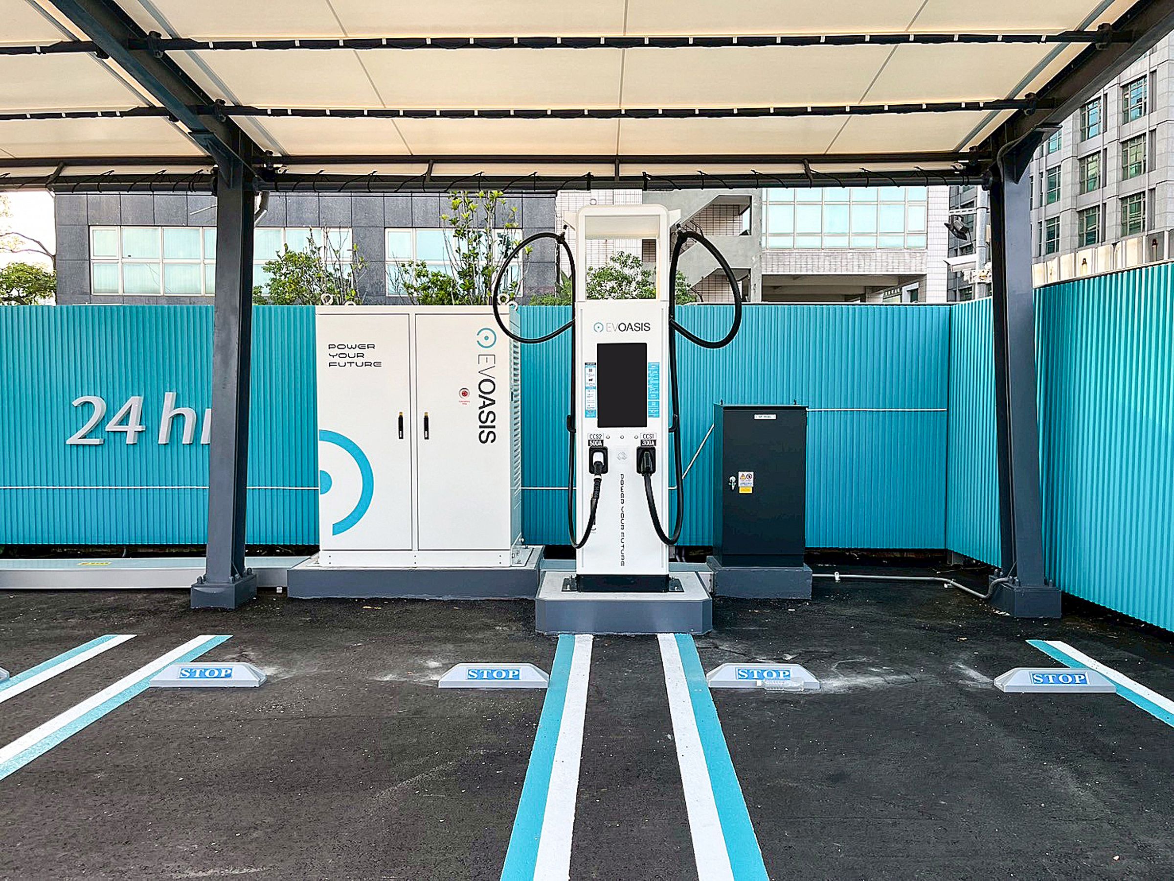 EVOASIS 建立自有維運團隊與認證工班，全年快充停機時間控制在48小時內。