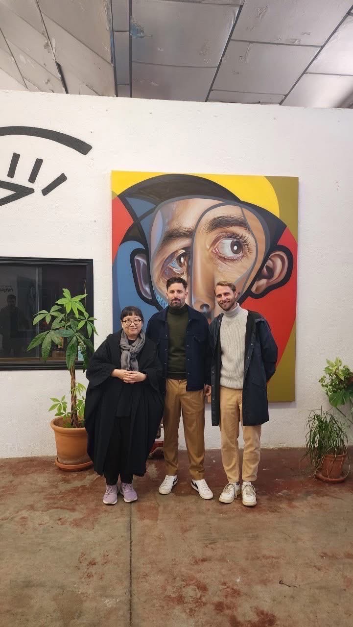 豆油伯主理人Lulu（左一）一直致力於將美感融入生活，之前也曾與知名藝術家阿咧合作聯名款醬油瓶「春江獸月夜」。