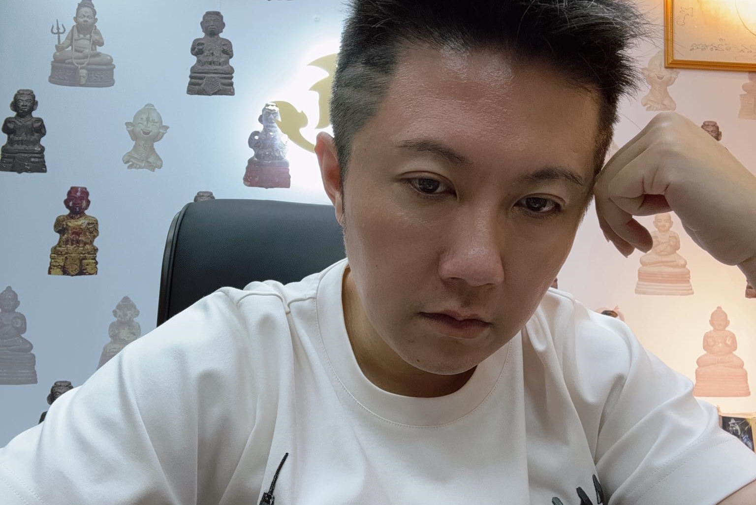 針對在校園開直播爭議事件，賓賓哥後來開直播回應此事，並強調有先跟接洽老師詢問直播事宜。（翻攝自江建樺臉書）