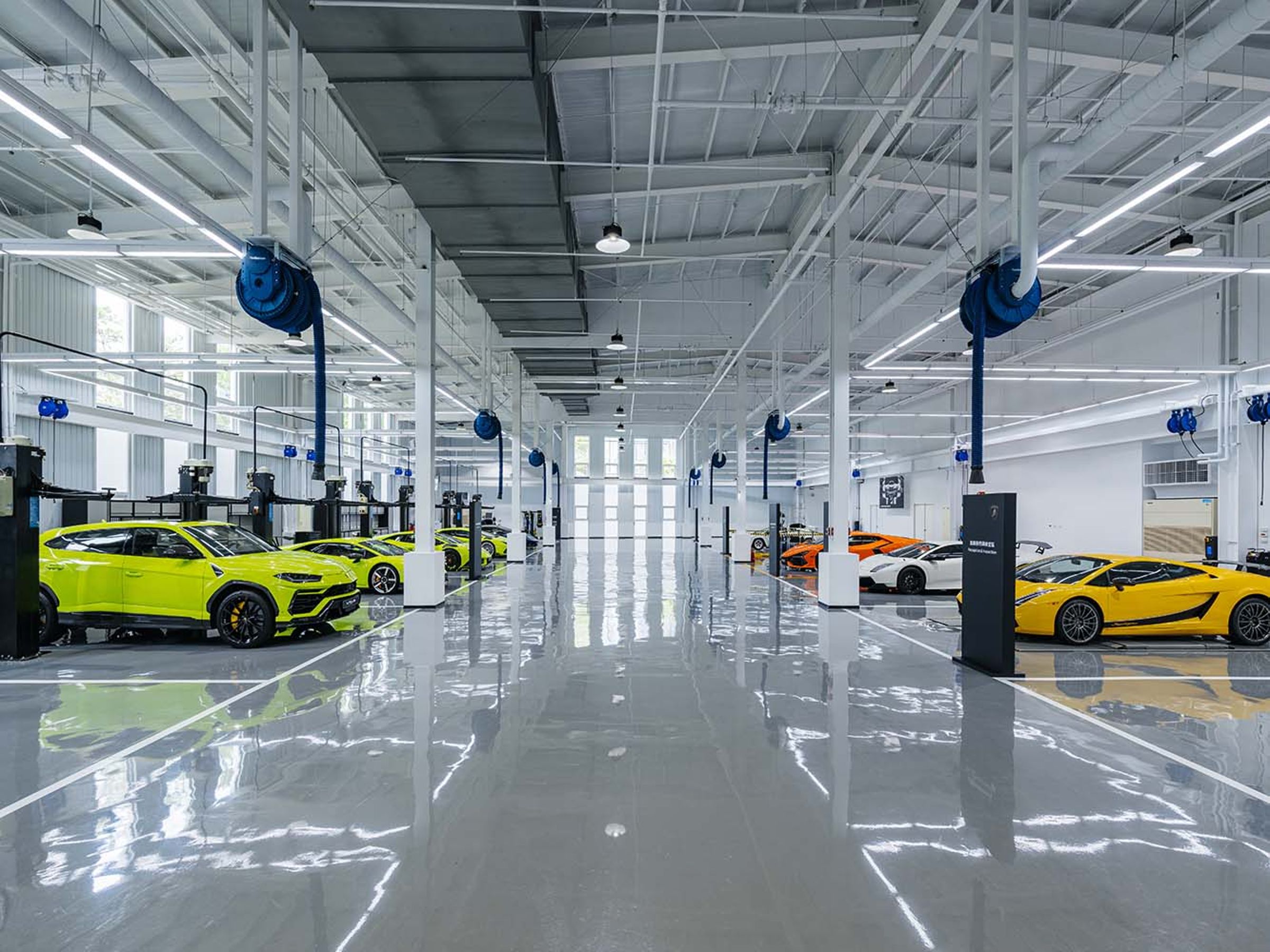 Lamborghini服務廠內部明亮整潔，可同時提供十輛車進行維修保養。