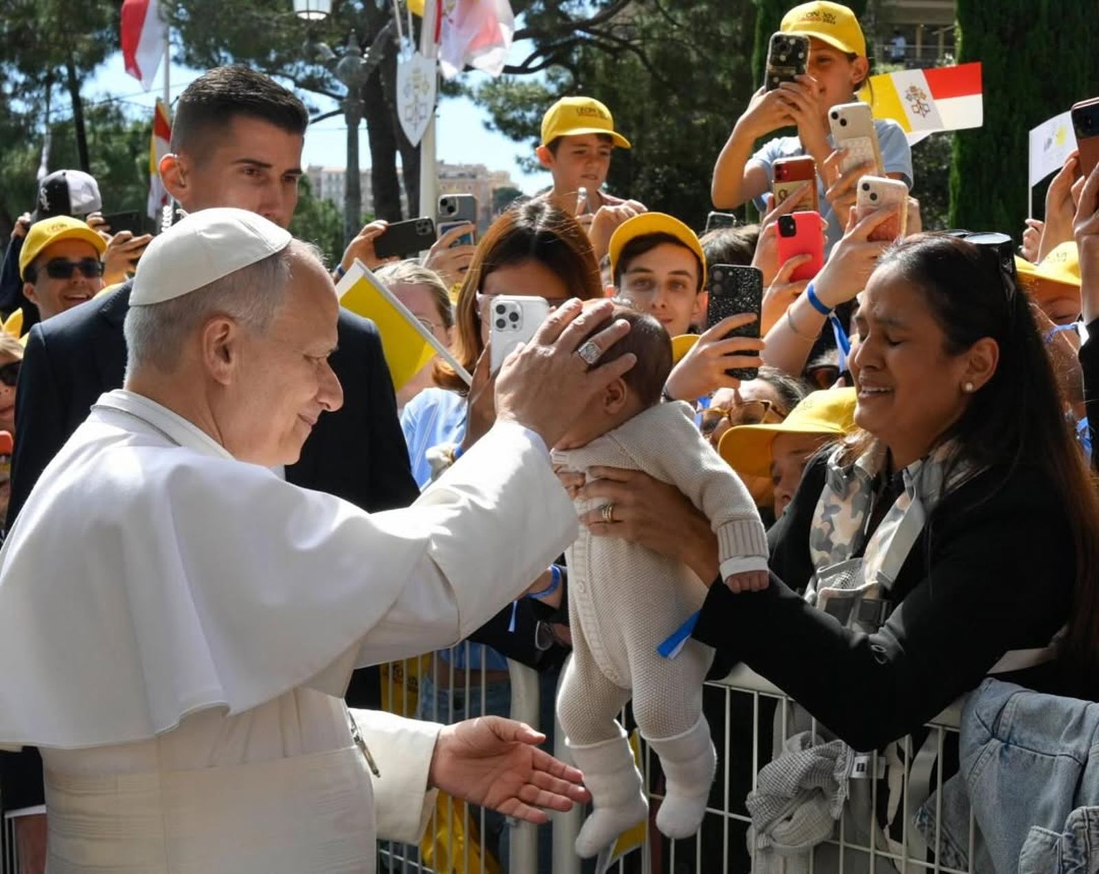 教宗給小寶寶覆手降福。（pontifex IG）