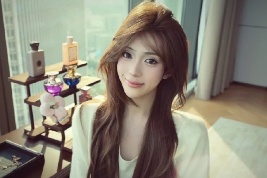 中國跨性別網紅小澈遭質疑染病、體檢報告造假。（翻攝自起床了小澈微博）