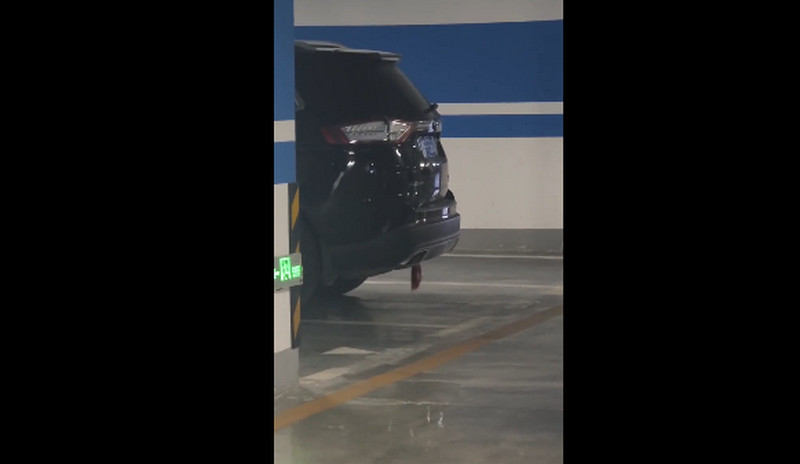 網友在地下停車場發現一輛黑色休旅車詭異劇烈晃動，不時傳出女子慘叫聲。（翻攝微博）