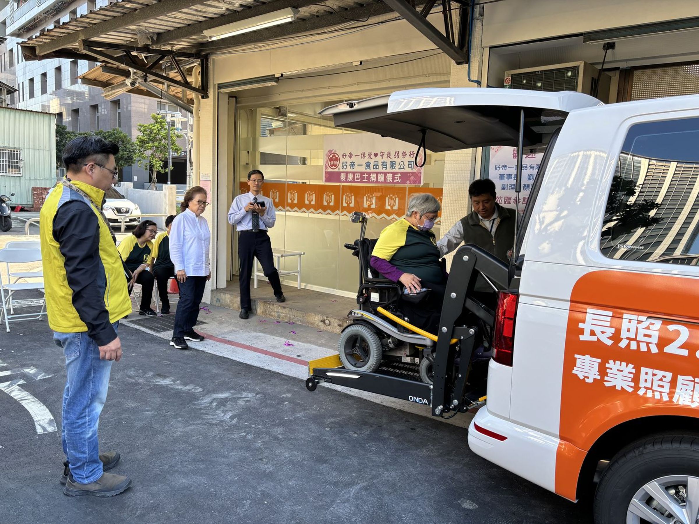 74歲陳阿姨平時需以輪椅代步，捐車儀式上陳阿姨試坐後稱讚新車坐起來舒適。（一粒麥子基金會提供）
