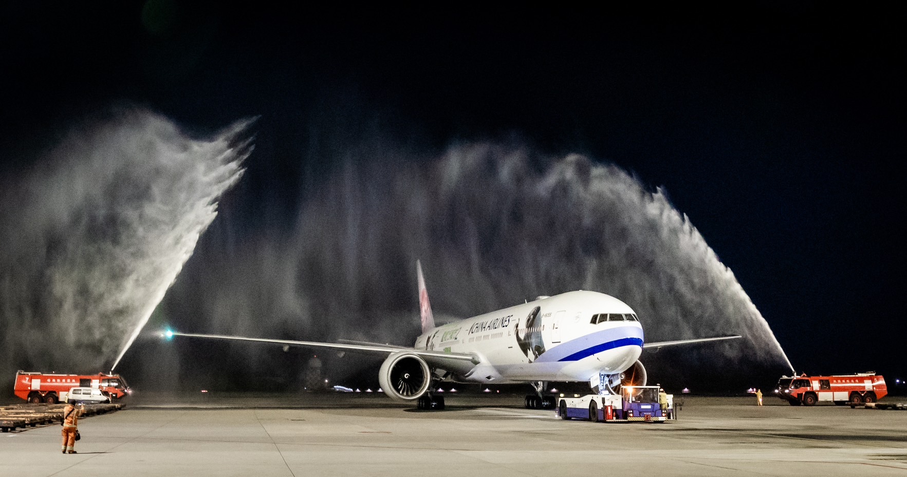 華航「動物方城市 2 主題彩繪機」首航台北-洛杉磯，桃園機場也準備灑水儀式一同慶祝。（華航提供）