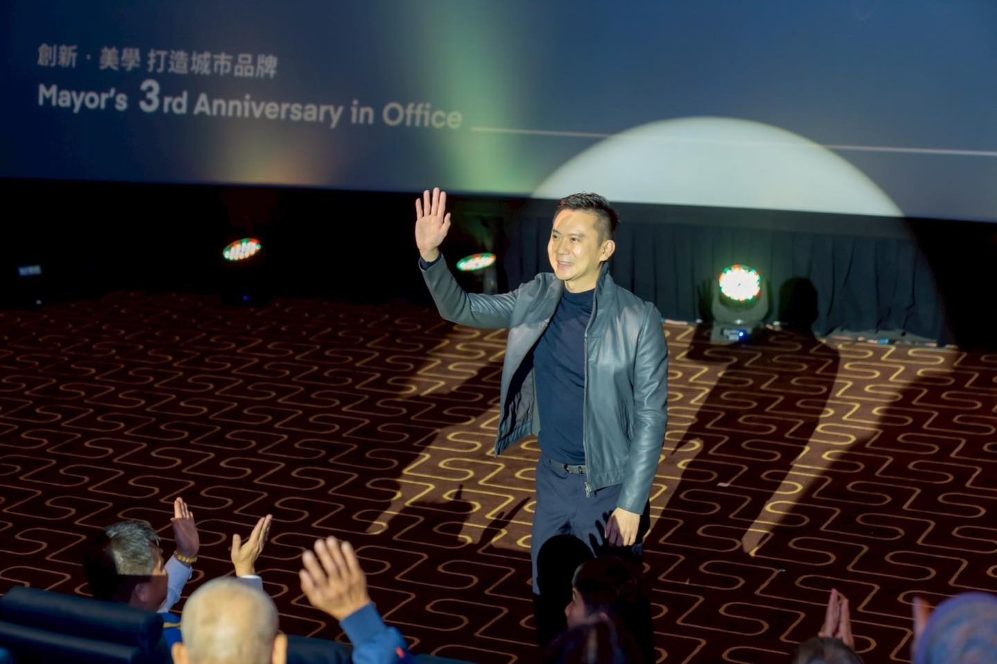 賴清德打掃黑牌，希望讓年輕、清新且有政績的鄭朝方代表民進黨參選新竹縣長。（翻攝自鄭朝方粉絲專頁）