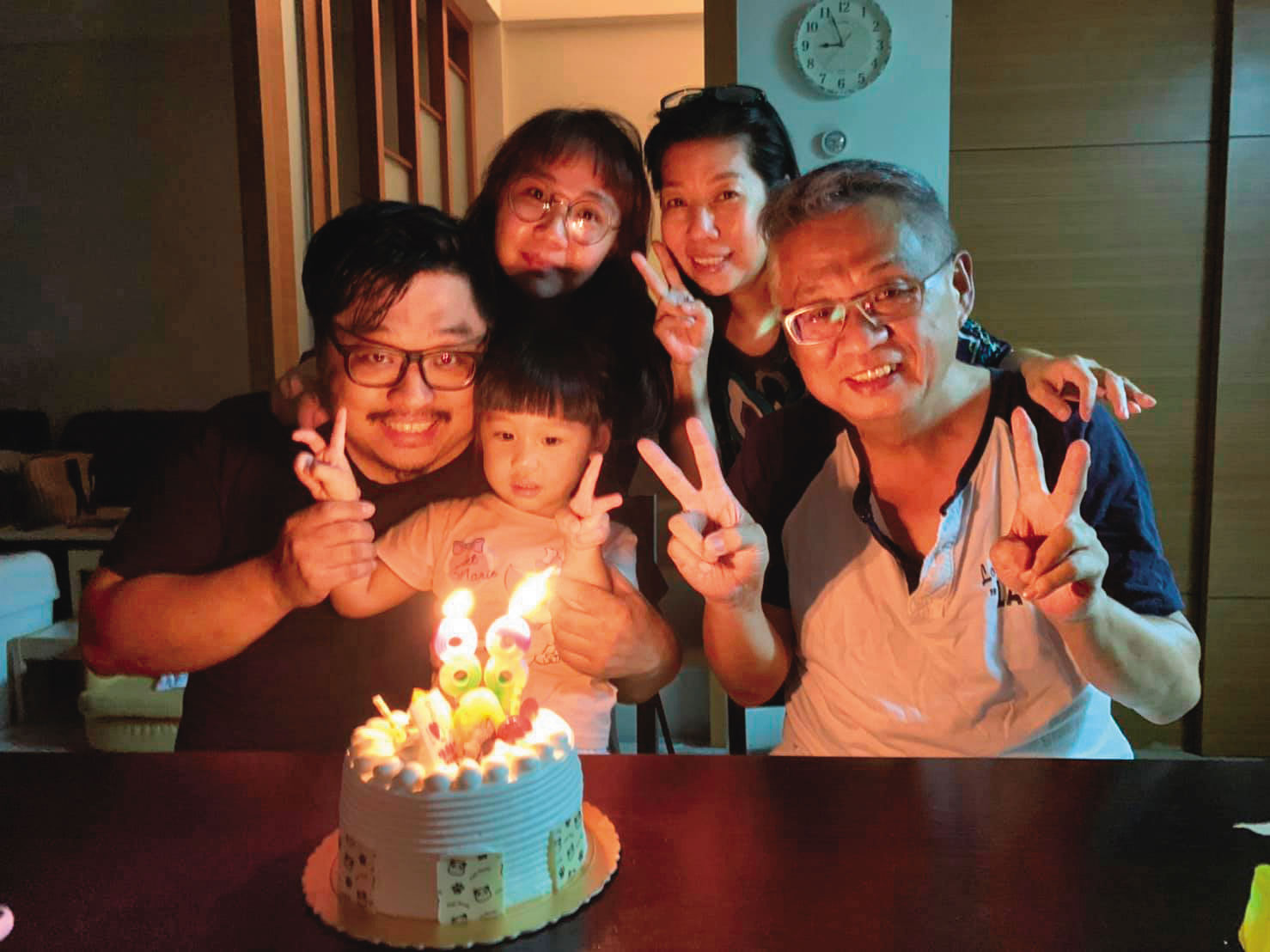 李冠威（左1）一家慶祝父親節。（李冠威提供）