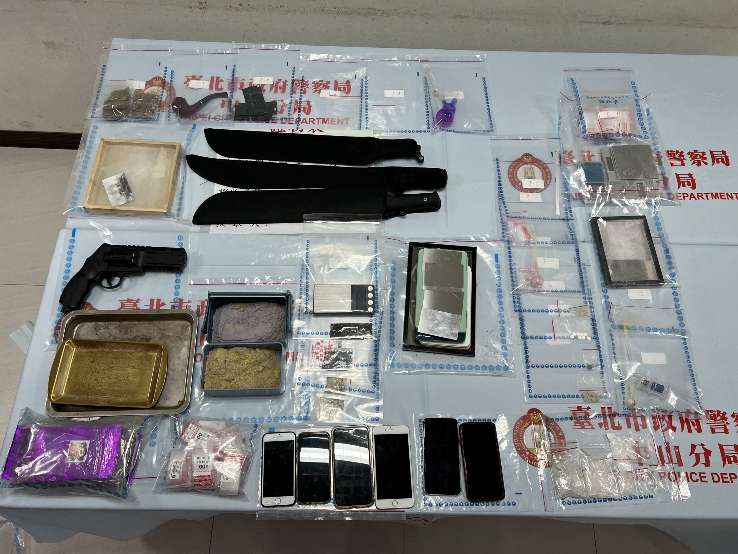 警方在李男住處起獲大量毒品及槍砲刀械。(翻攝畫面)