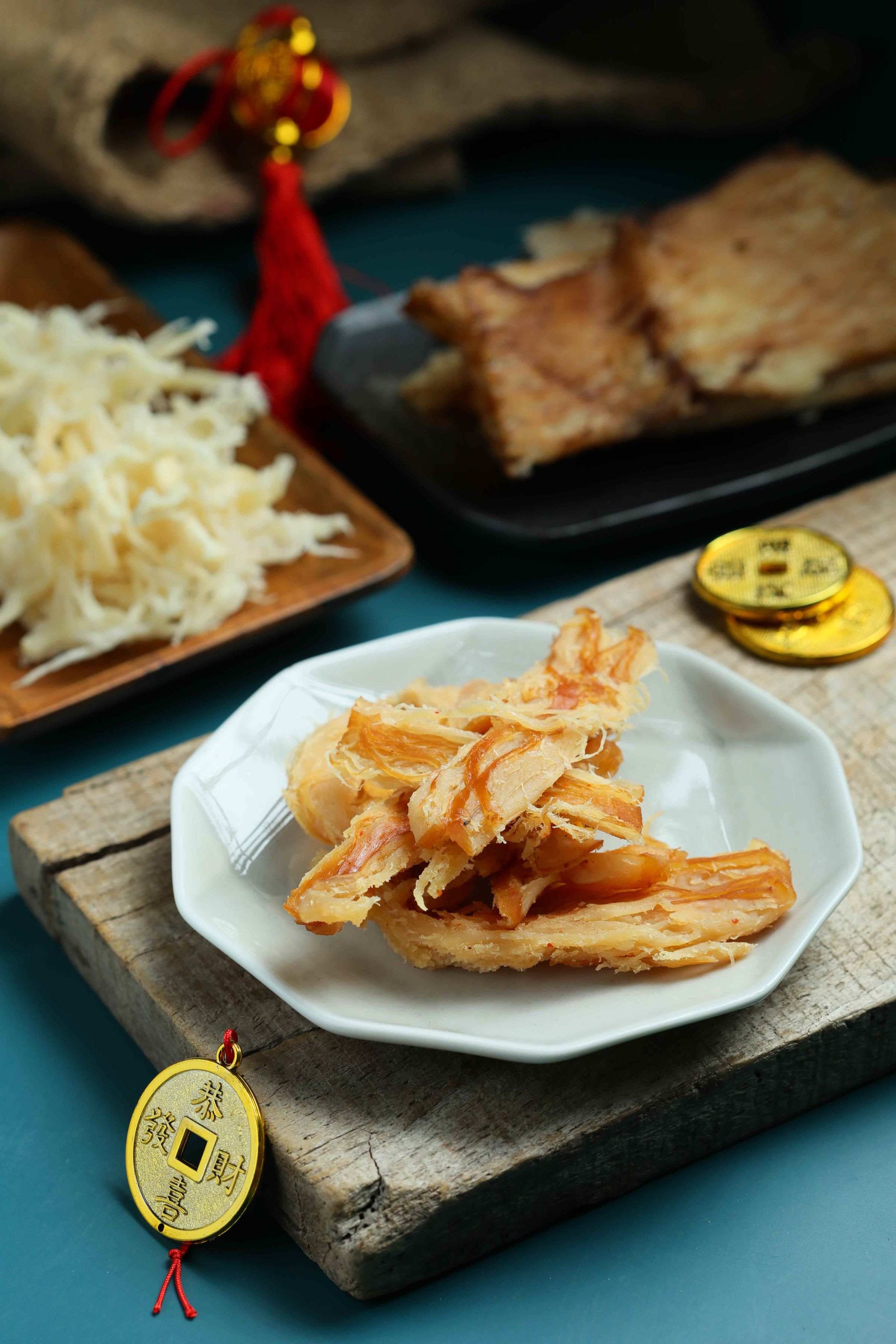 「海濤客」的「霸王魷魚條」(前)可吃到紮實的後切魷魚肉,另外還有香甜「蜜汁魷魚絲」和炭香十足的「炭烤魷魚片」。(皆260元/包)