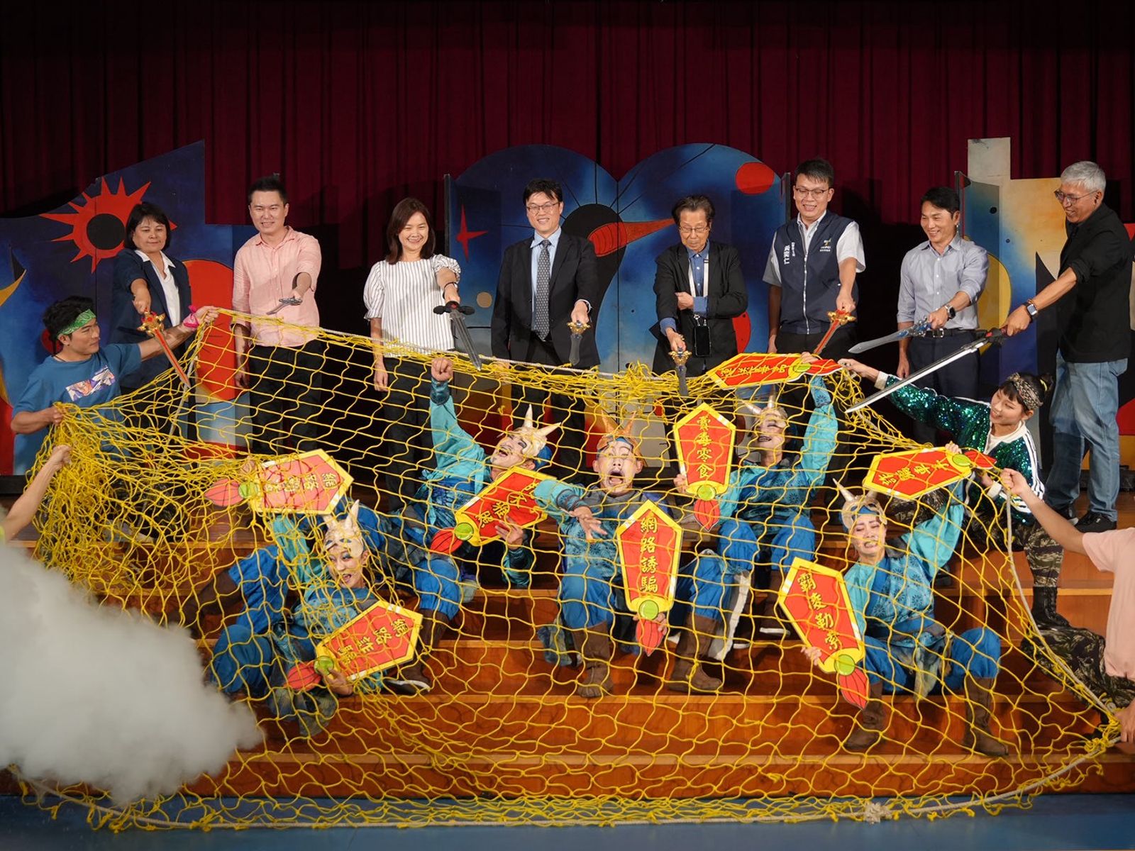 紙風車將900萬「堉璘公益成就獎」獎金全數投入，預計再為兩萬名學子築起防護網。（紙風車文教基金會提供）