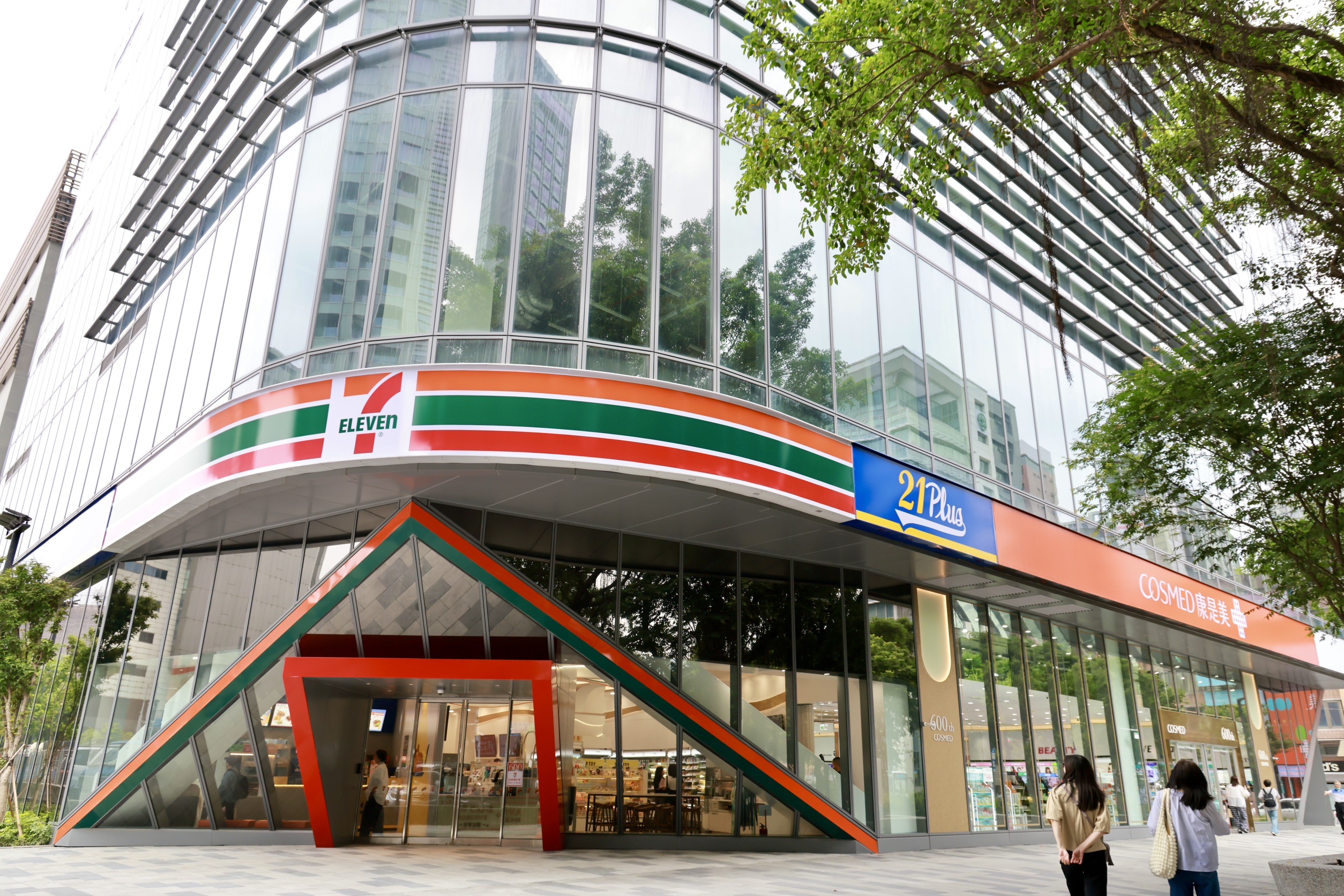 台北南港車站對面，統一「愿秀」複合型門市，同時集結了 7-11、康是美、星巴克與21世紀風味館，正像一座濃縮版的統一集團生活生態圈。