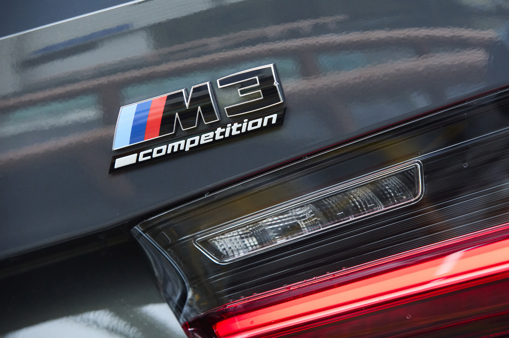 以銀線包覆的M3 Competition銘牌。