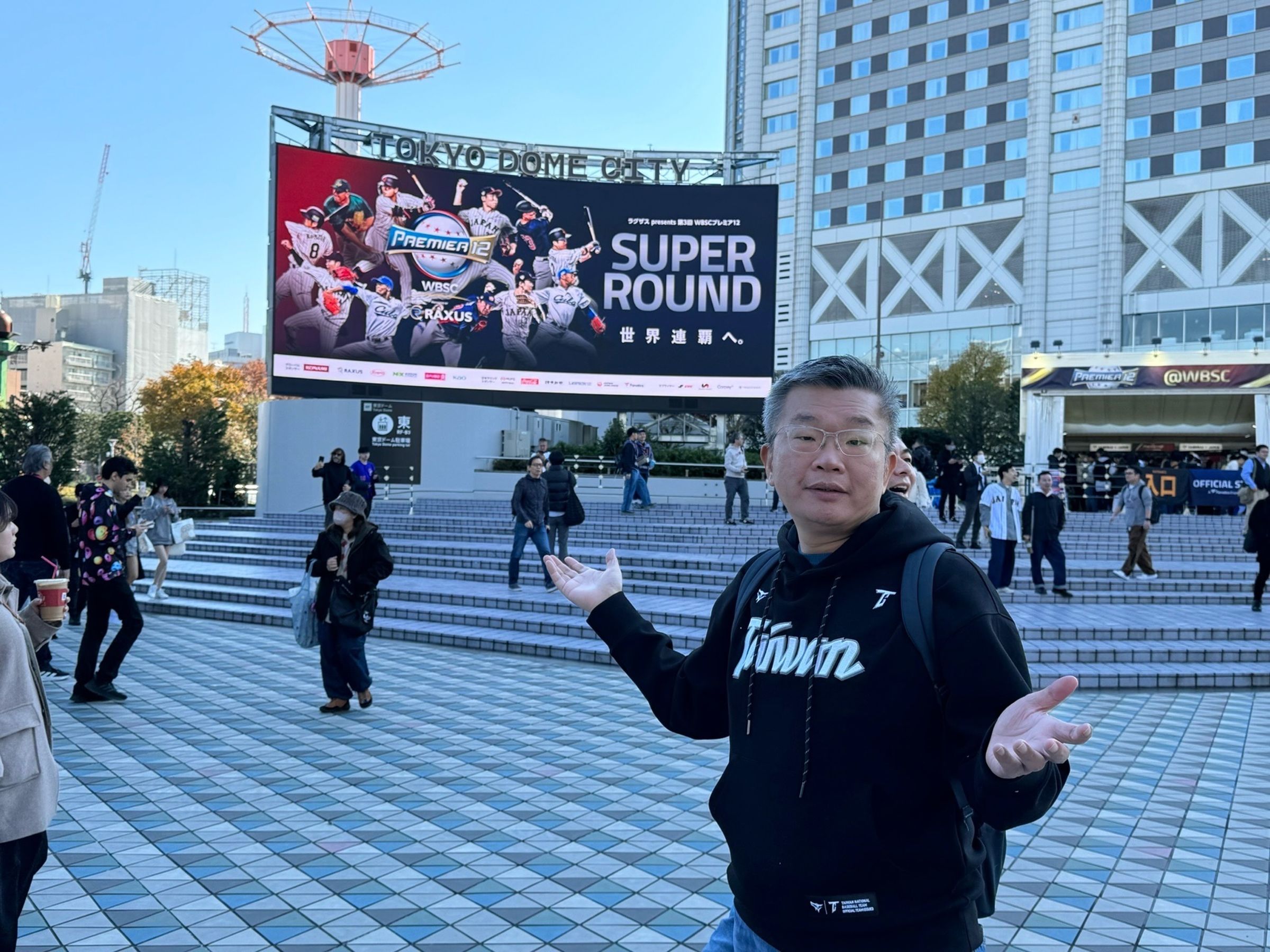 當初宣傳照沒有我國球員,讓中職會長蔡其昌都雙手一攤說「嗯⋯沒關係我們自己再加油」。(翻攝蔡其昌threads)