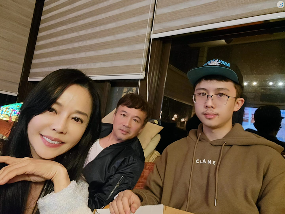 孫鵬(中)與狄鶯(左)的獨生子孫安佐(右)因持有軍火爭議遭收押禁見,而狄鶯過去在談話節目中針對同性戀及蔡康永的言論,近日在Threads遭到網友瘋傳並引發激烈論戰。(翻攝自狄鶯臉書)