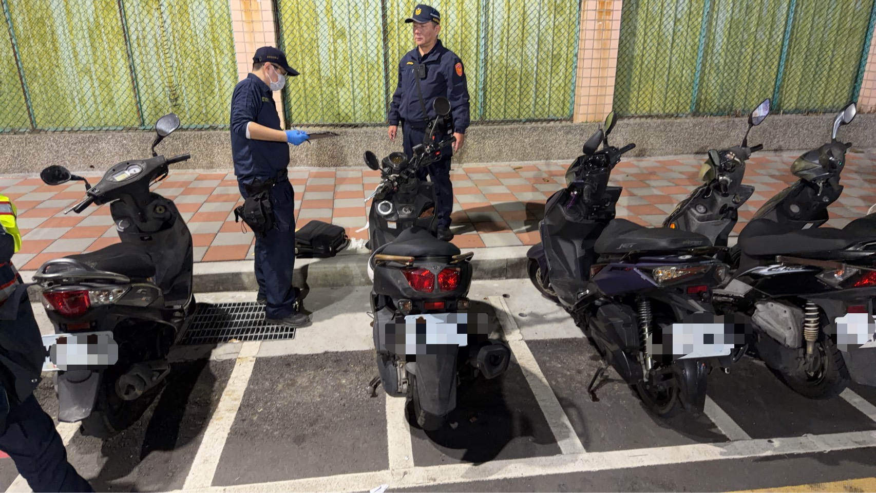 蔥油餅夫妻雙亡，兒子涉有重嫌，目前正全力追緝中。（翻攝畫面）