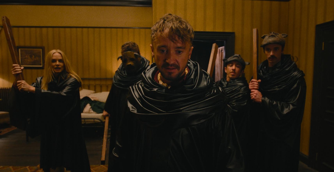 湯姆費爾頓在《他們要殺你》終於放下魔杖，但是改拿刀使壞。（華納兄弟提供）