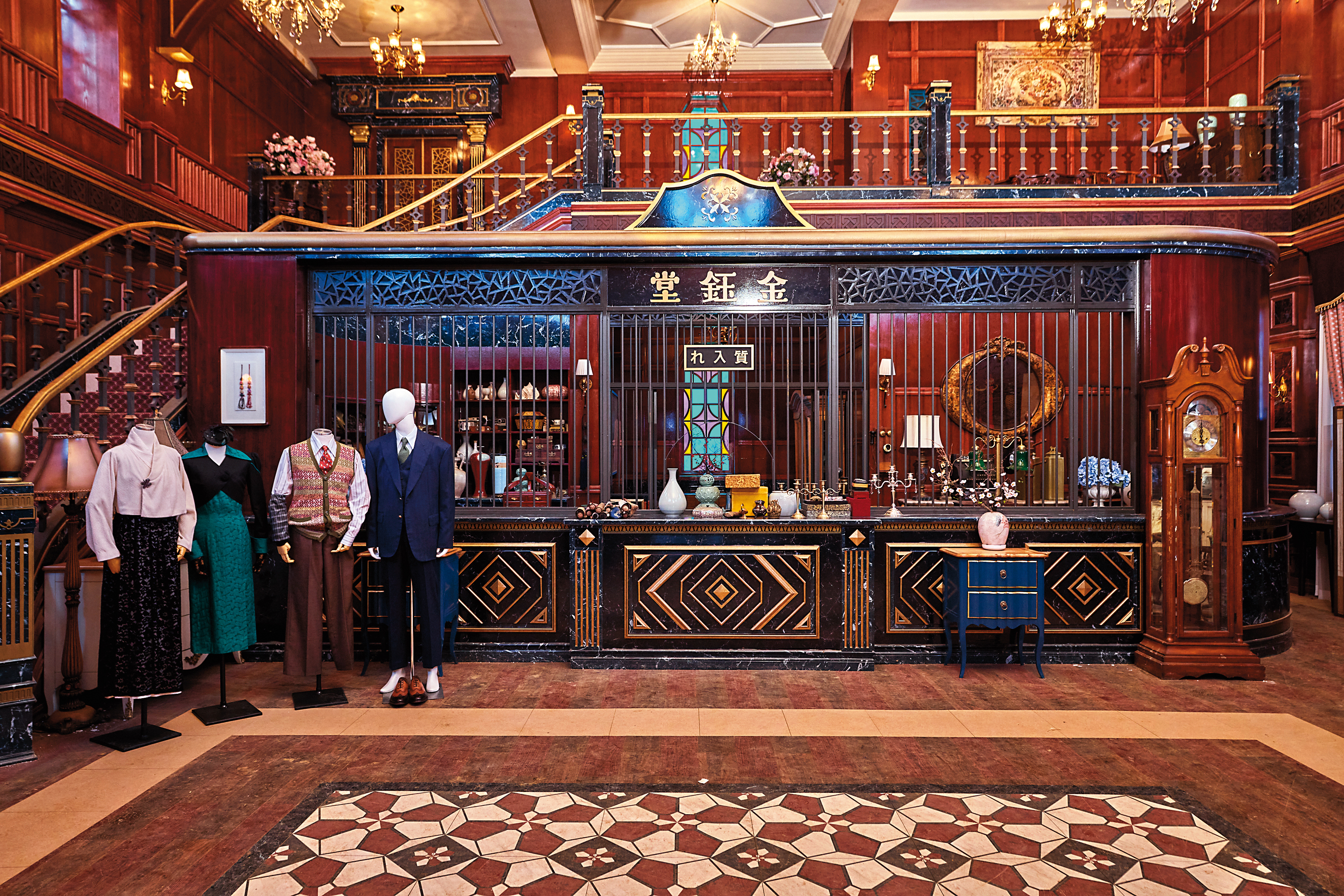 《京城怪物》美術組參考相關文獻從零規劃金鈺堂內部，角色服裝也根據40年代的時尚特徵來進行細部設計。（Netflix提供）