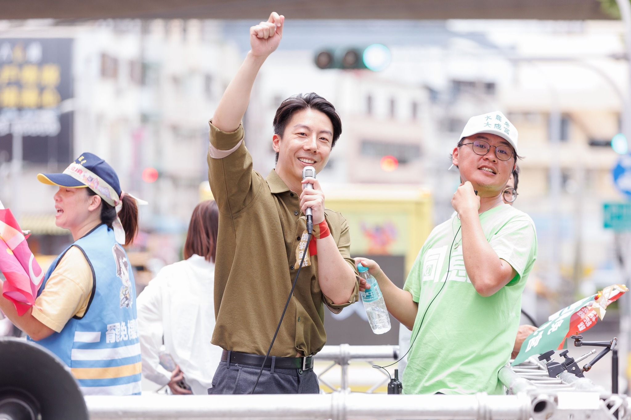 吳崢表示,張、林兩人在選舉禁制期內仍公然討論民調,意圖影響選舉結果。(翻攝自吳崢臉書)
