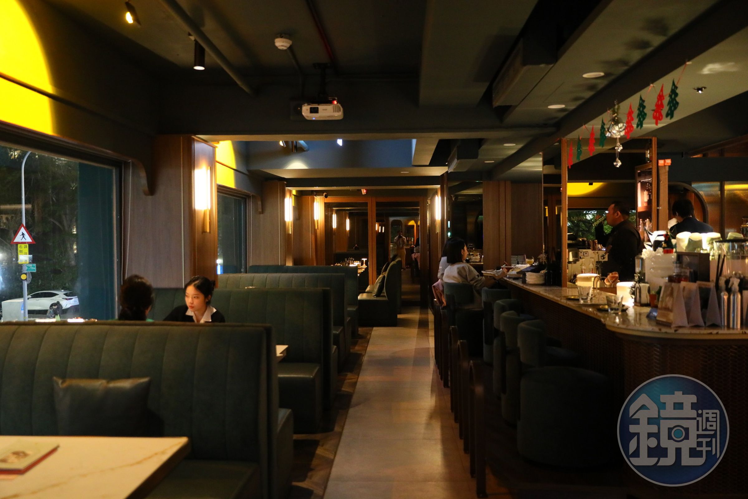 「Joiny Taipei招台北餐酒館」位於東區，座位寬敞，容客數多。