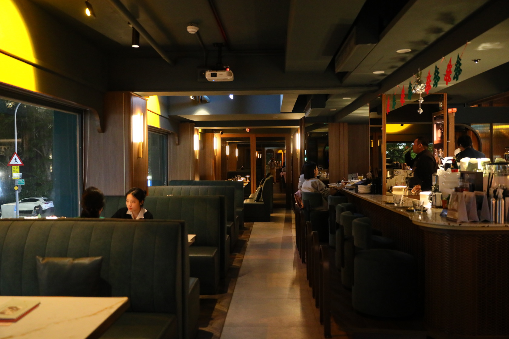 「Joiny Taipei招台北餐酒館」位於東區，座位寬敞，容客數多。