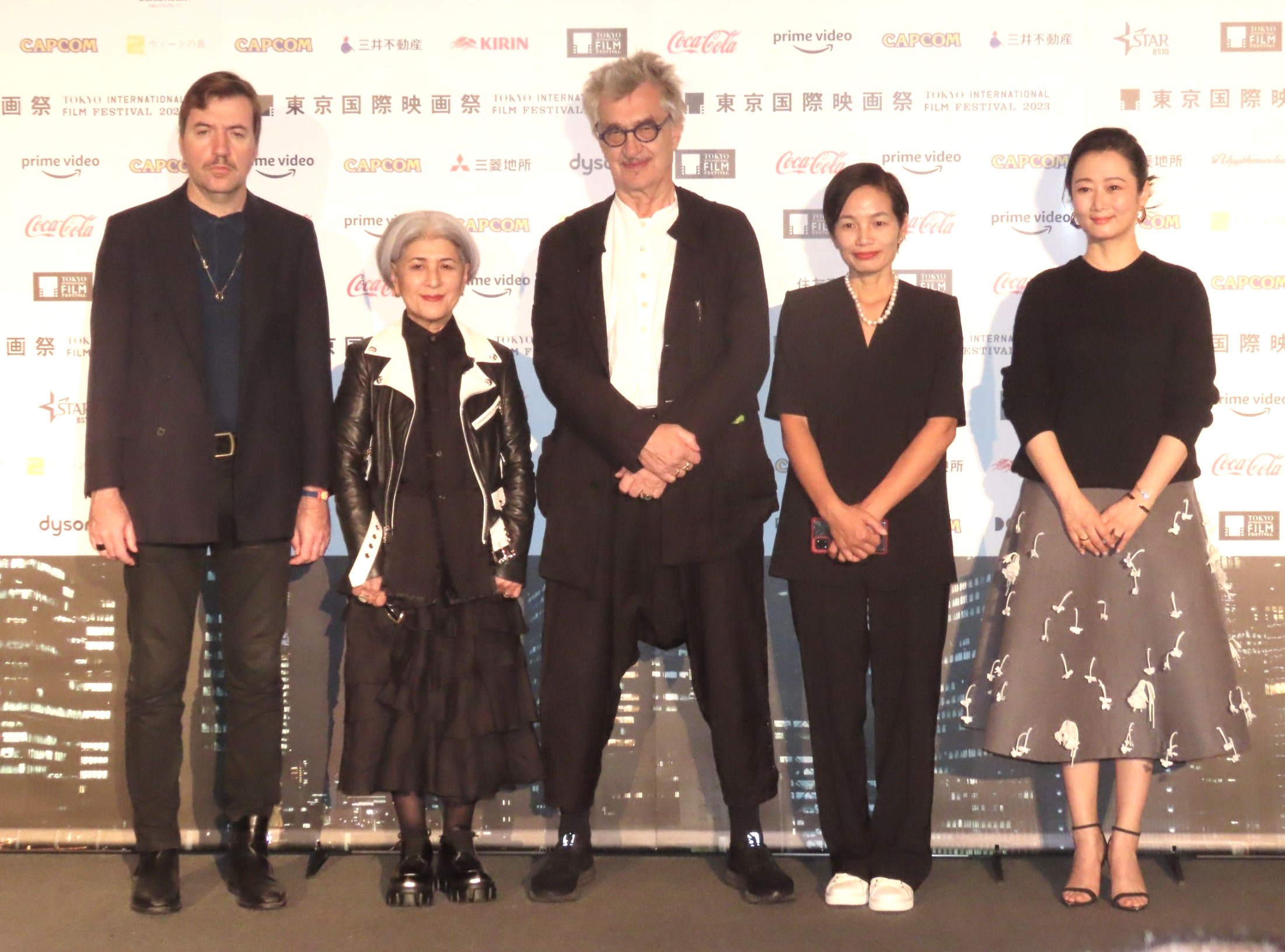 德國名導文溫德斯（中）是本屆東京影展的評審團主席，左起為評審西班牙導演亞柏賽拉、日本製片國實瑞惠、越南籍監製Tran Thi Bich Ngoc以及中國演員趙濤。