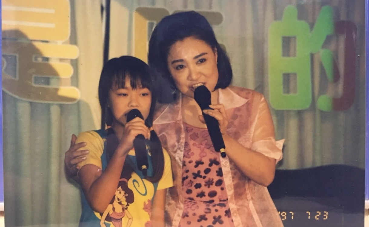 陳盈潔(右)一生雖無親生子女,但對演藝圈後輩悉心提攜,其中第29屆金曲歌后張艾莉(左)即為陳盈潔一手拉拔的乾女兒。(翻攝自臉書/張艾莉Elly Chang)