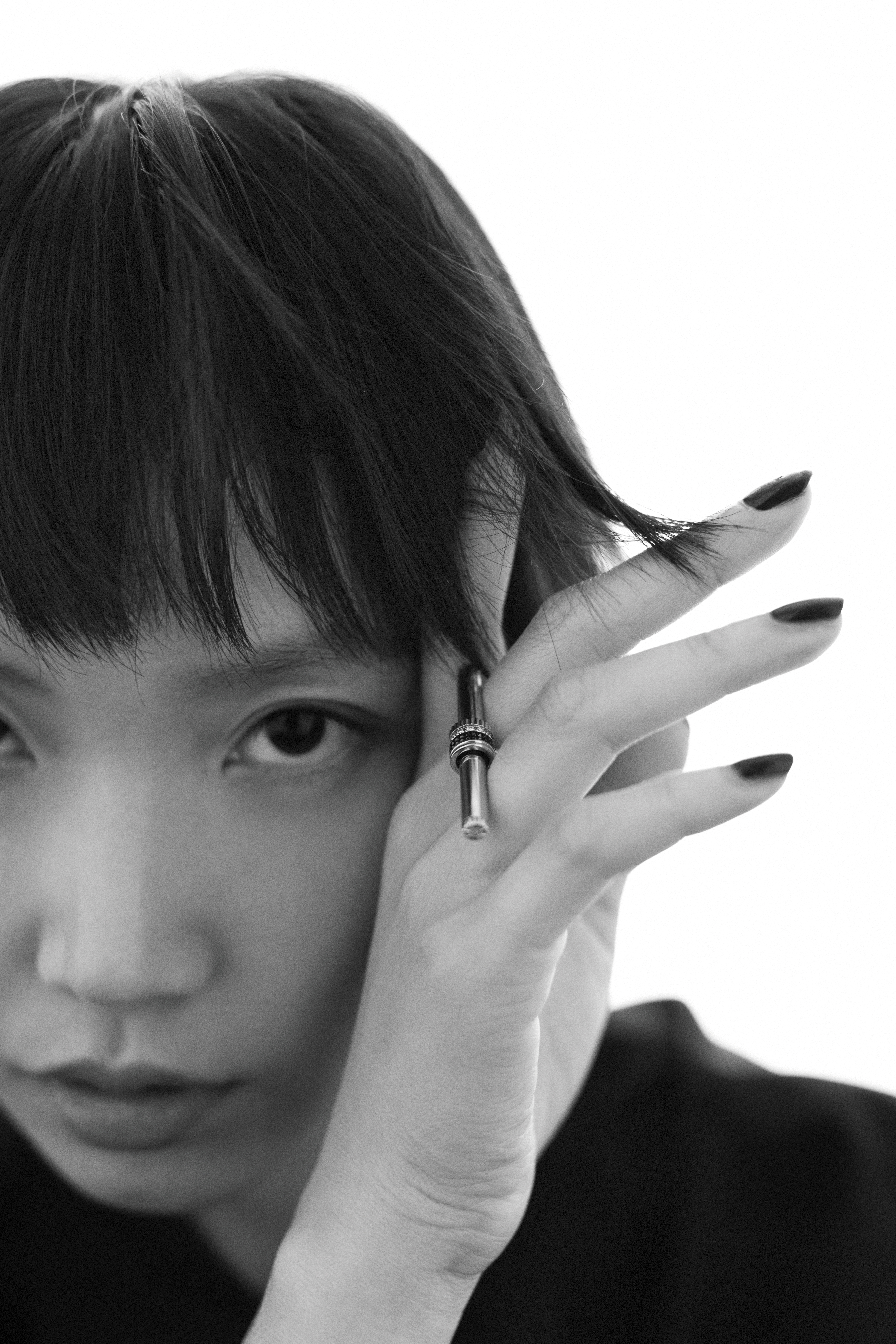 Quatre Classique系列戒指 NT$351,000 by BOUCHERON／黑色襯衫 NT$65,000 by Dior。