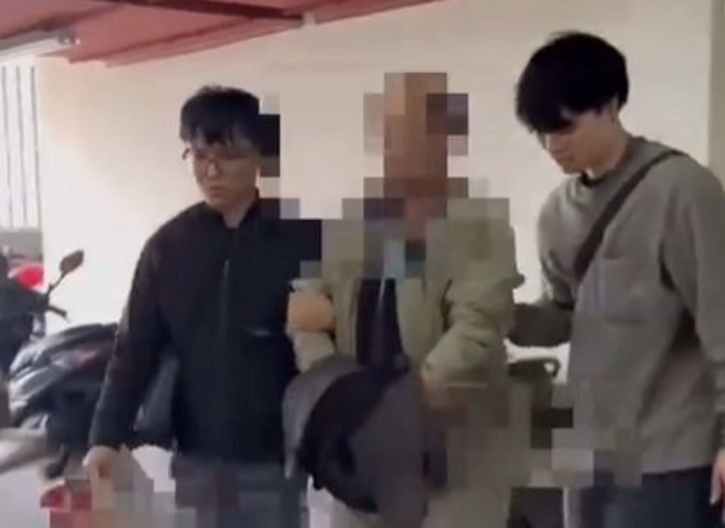 張男（中間）昨被逮獲。（翻攝畫面）