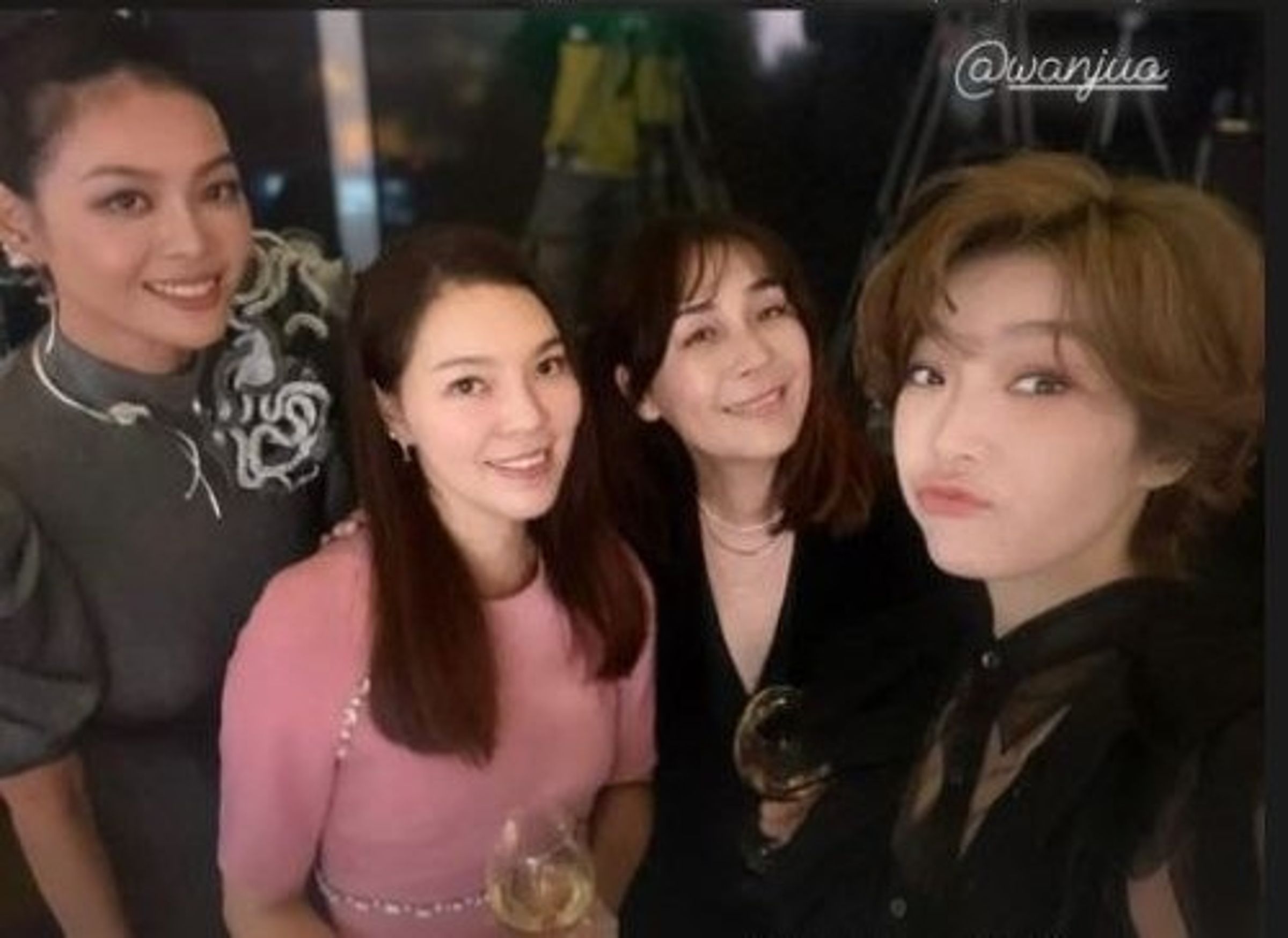 曾馨瑩(左二)日前到君悅酒店出席時尚頒獎活動,同場的還有蔡淑臻(右起)、陳婉若、林嘉綺(左一)。(翻攝林嘉綺IG)