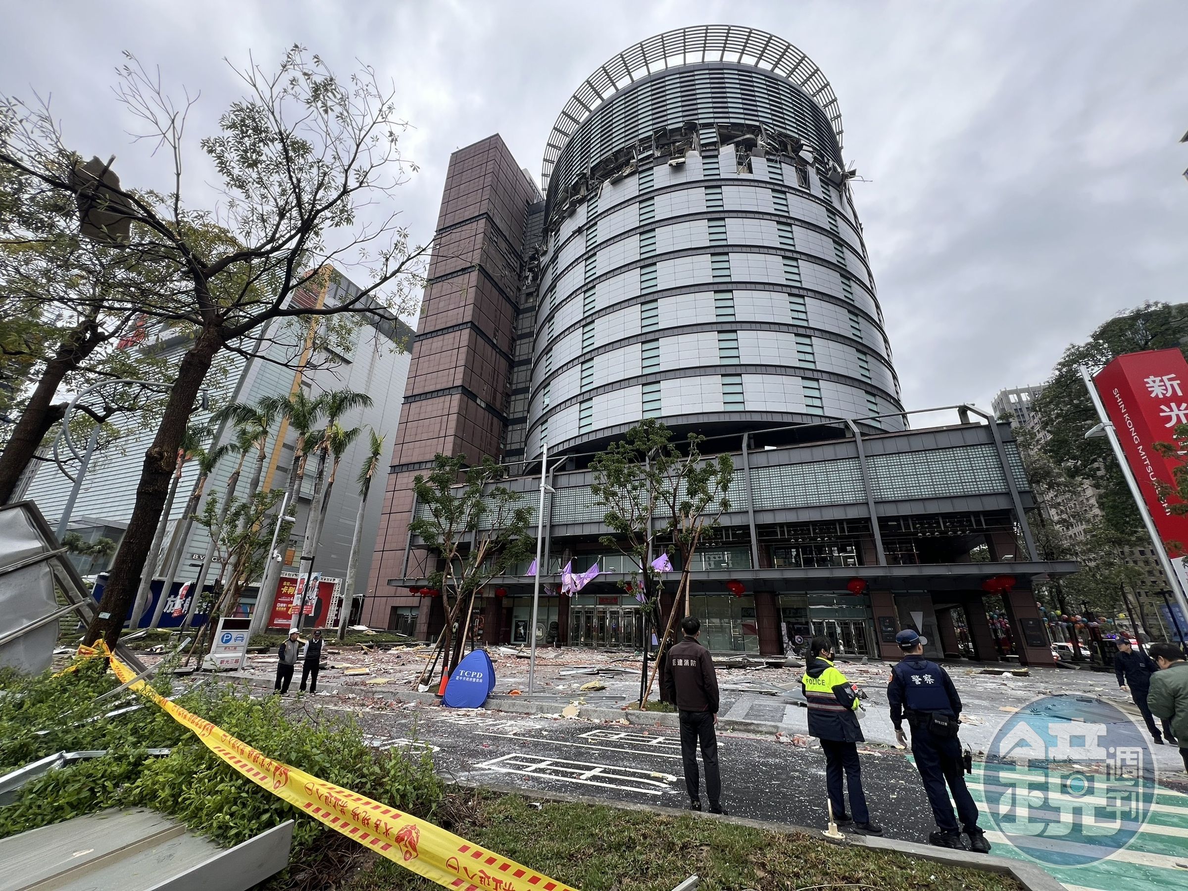 台中新光三越爆炸,隔壁(左方)的台中大遠百也遭受波及。(民眾提供)