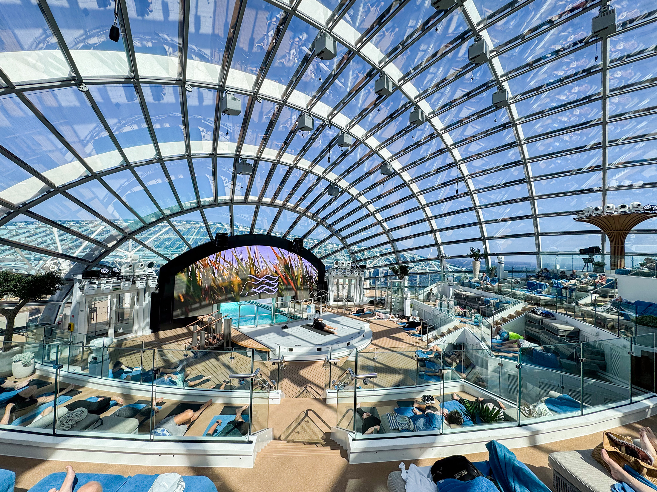 太陽公主號的「玻璃穹頂空中花園（The Dome）」設計靈感來自希臘聖托里尼露台。