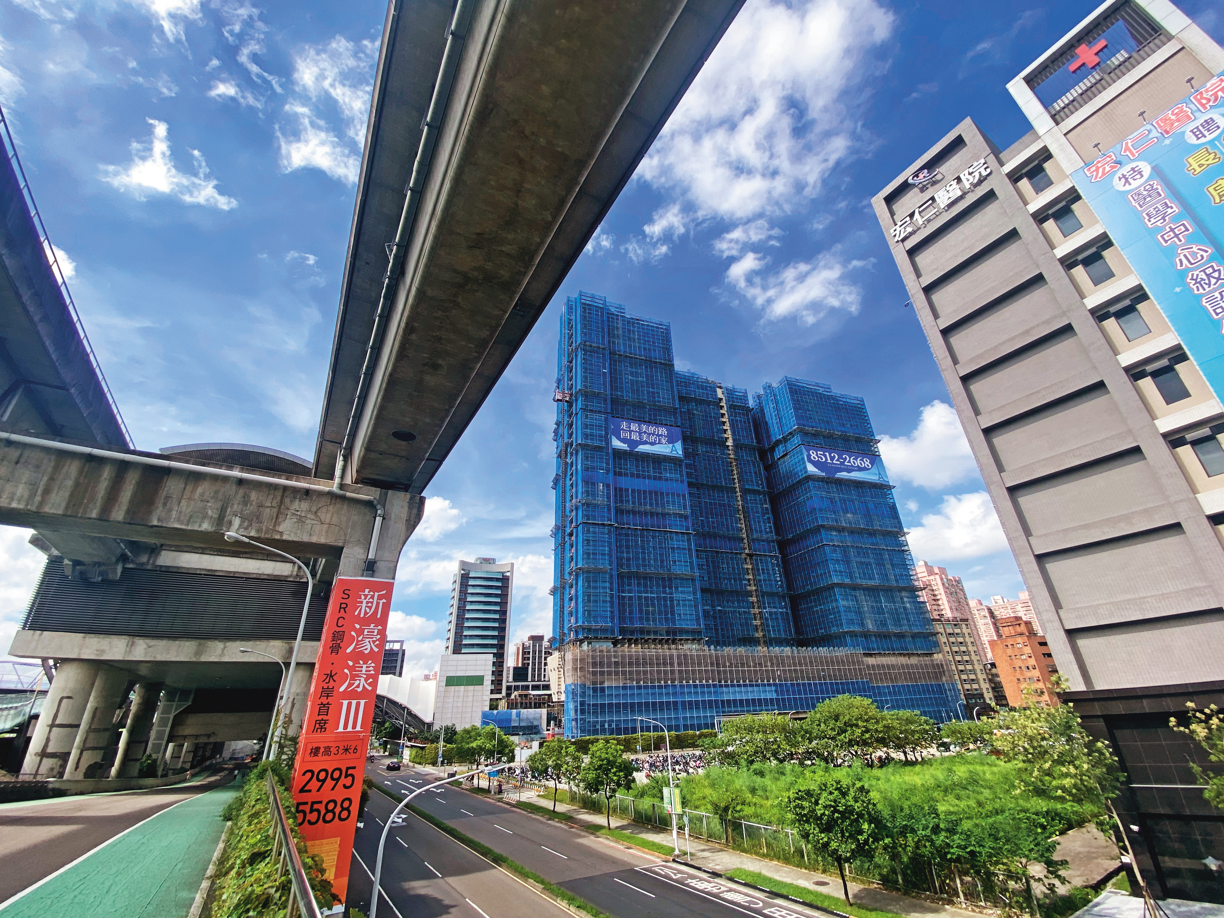 房地產不管是中古屋、預售屋，根據揭露數字來看，交易量都已較今年高峰腰斬。