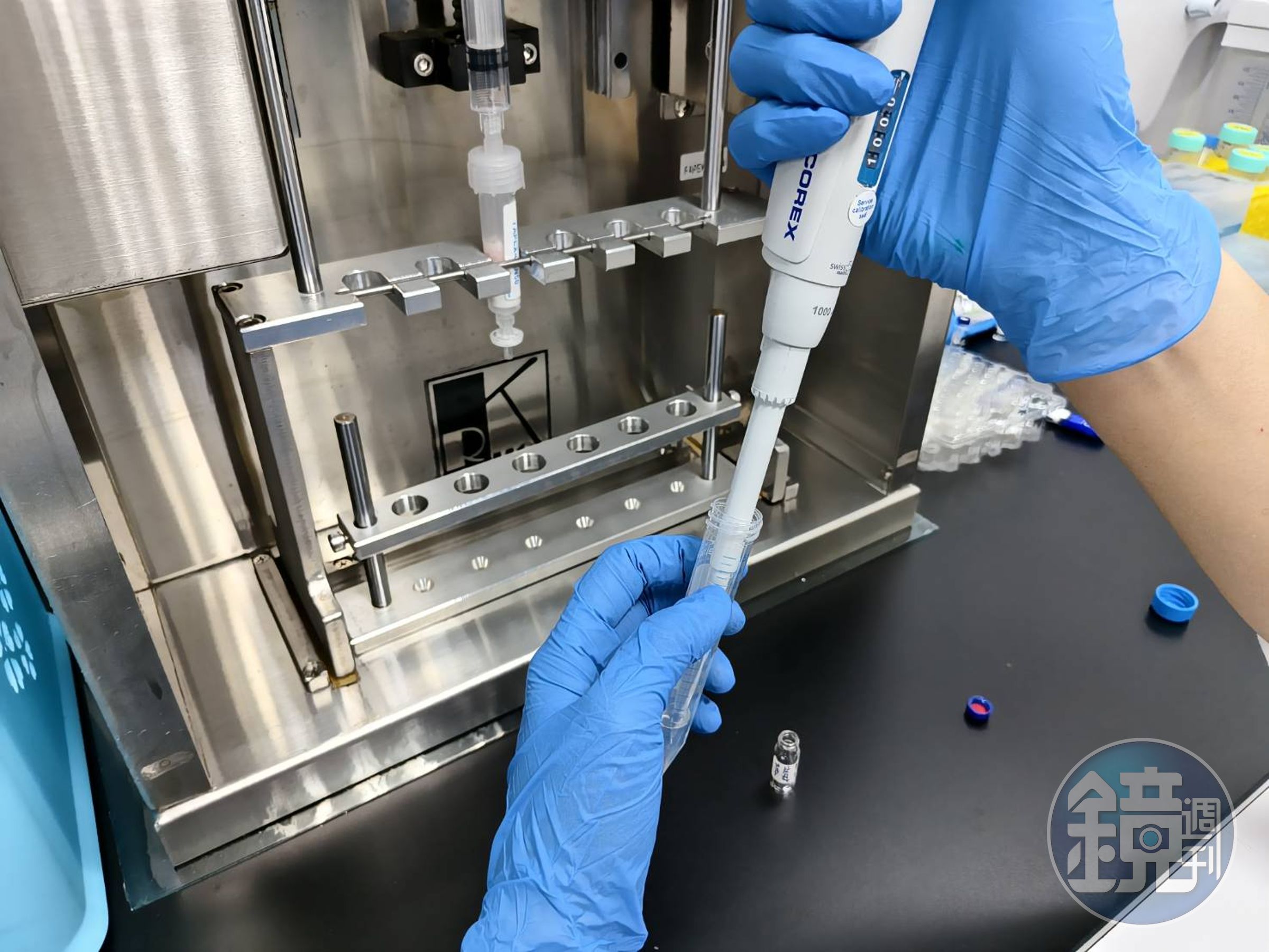 萃取後之溶液，倒入針筒容器後，壓注通過FaPEx套組淨化。
