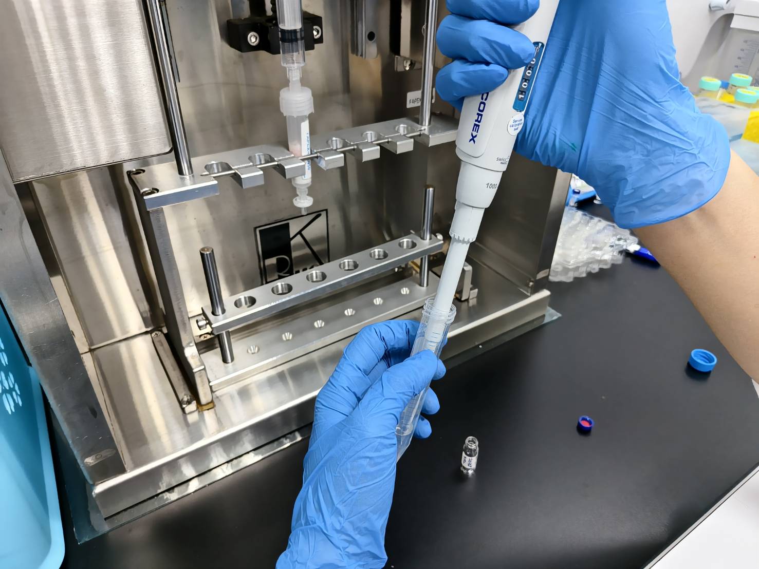 萃取後之溶液，倒入針筒容器後，壓注通過FaPEx套組淨化。