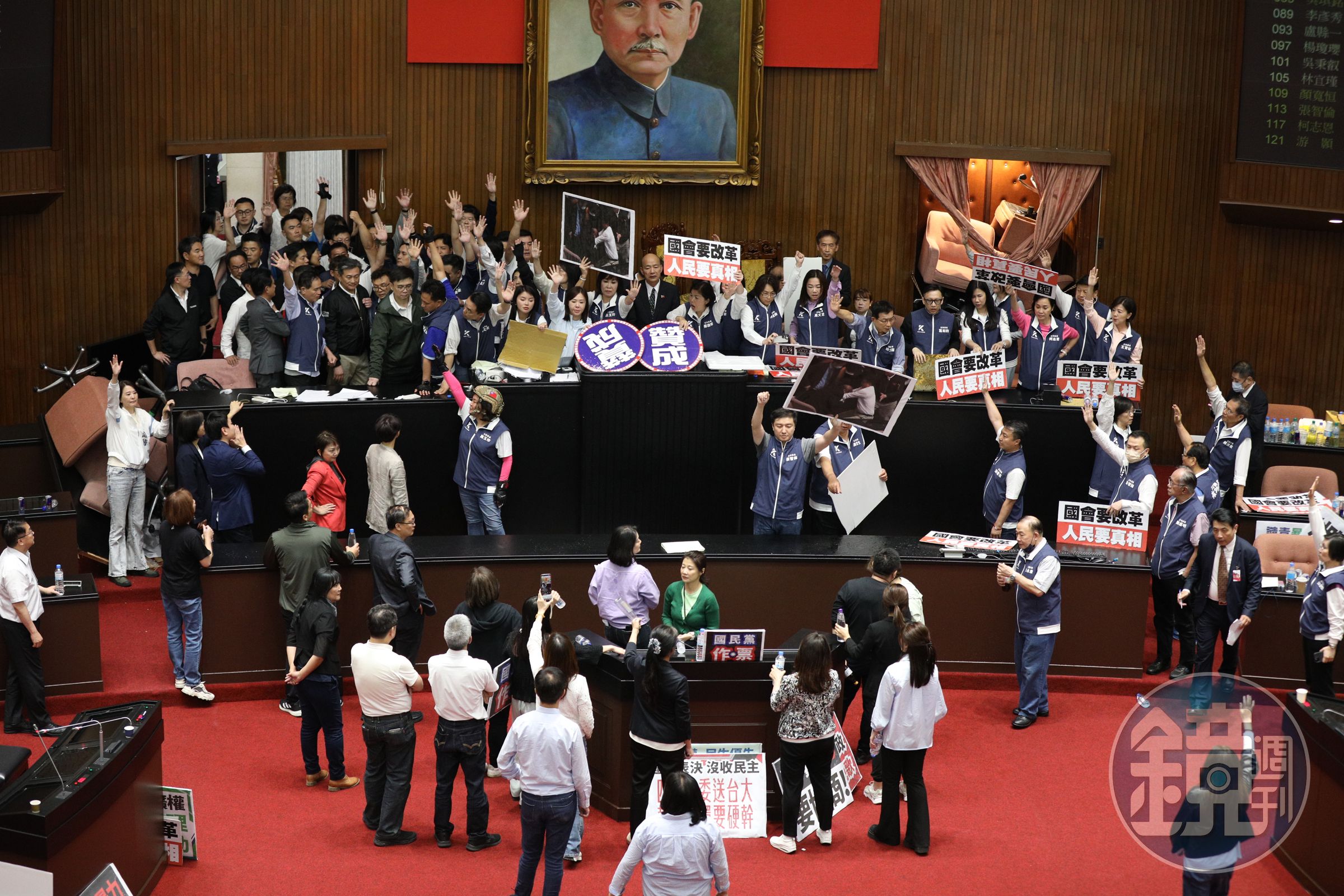 國會改革案審議日前導致立法院內爆發衝突,藍委占領主席台確保議事順暢。